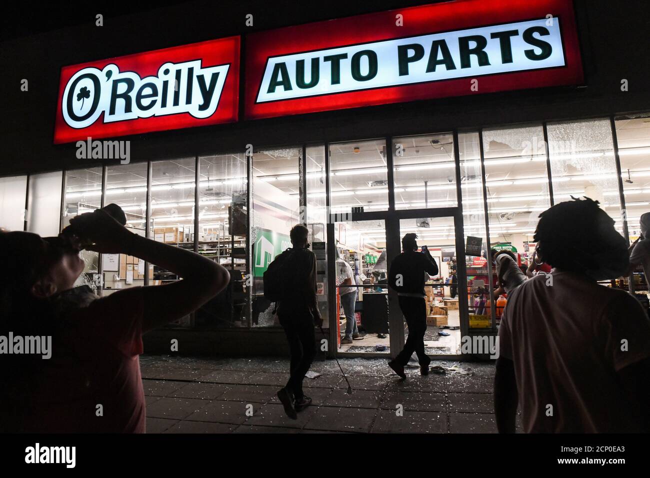 Protesters Vandalize An O Reilly S Near The Minneapolis Police Third Precinct Where They Gathered After A White Police Officer Was Caught On A Bystander S Video Pressing His Knee Into The Neck Of African American