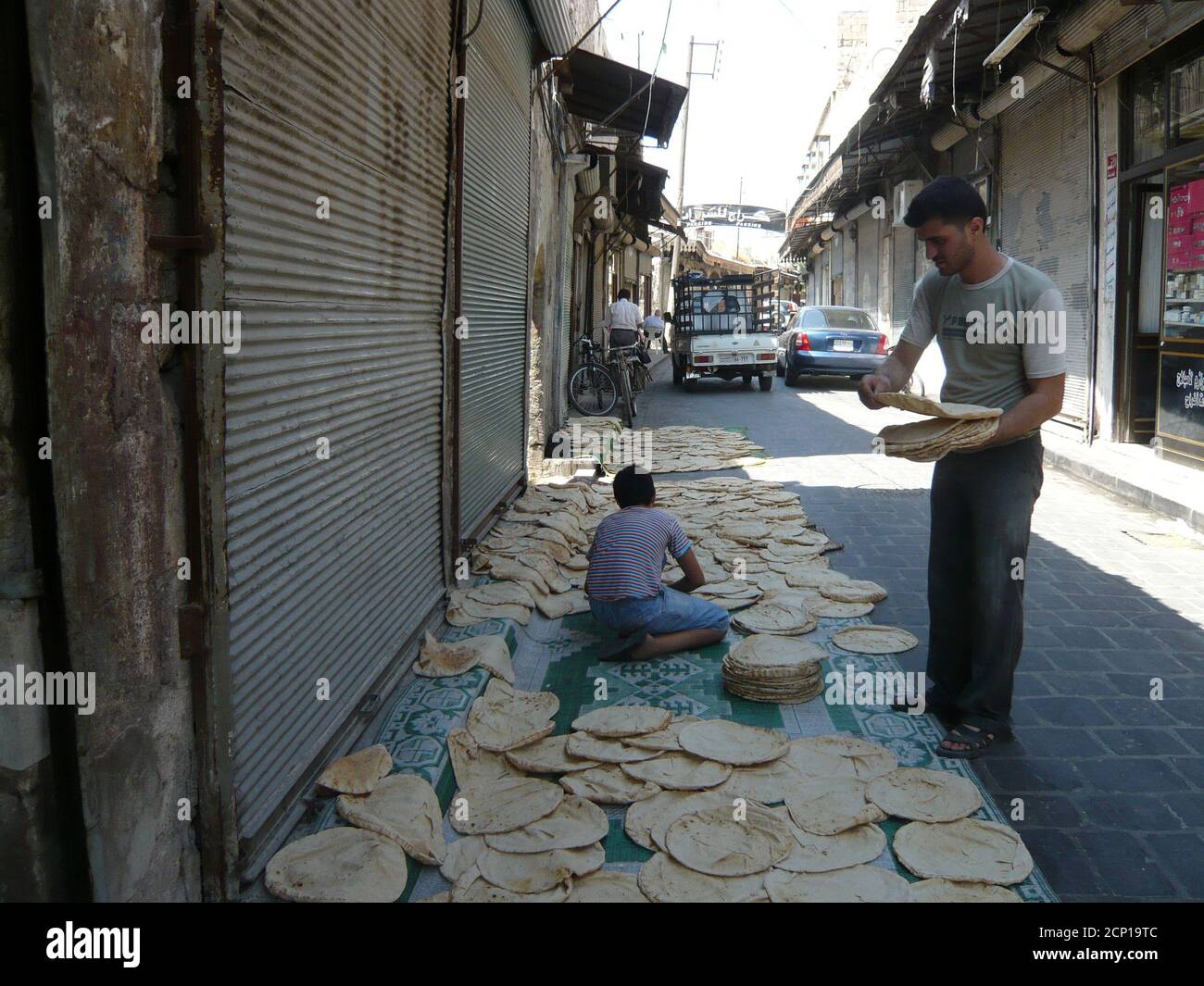A baker displays traditional bread during the first day of Ramadan in the Old city of Aleppo, Syria, August 11, 2010.  REUTERS/Sandra Auger Stock Photo