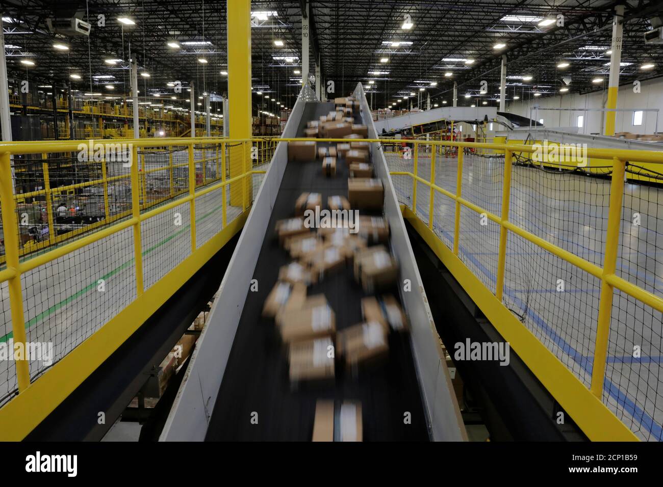 Fulfillment center conveyor hires stock photography and images Alamy