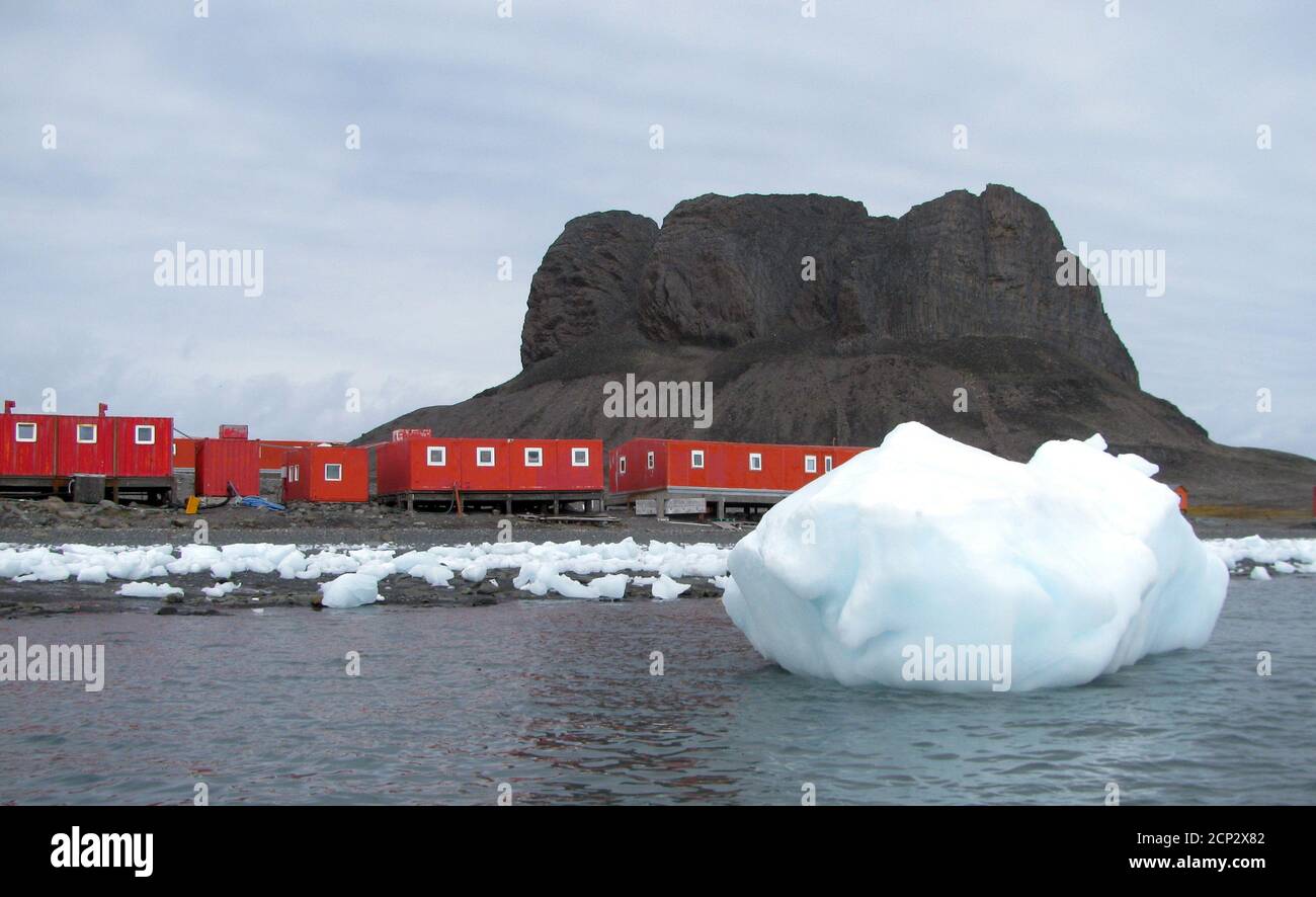 Blocks of ice are seen on the shore of Argentina's Carlini Base in  Antarctica, January 12, 2017. Picture taken January 12, 2017 REUTERS/Nico  las Misculin Stock Photo - Alamy