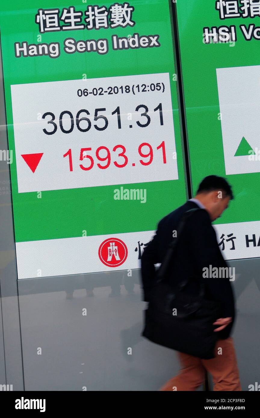 A panel displays the closing morning trading Hang Seng Index outside a bank  in Hong Kong, China February 6, 2018. REUTERS/Bobby Yip Stock Photo - Alamy