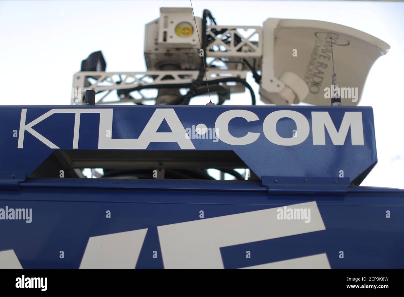 Tv satellite truck hires stock photography and images Alamy