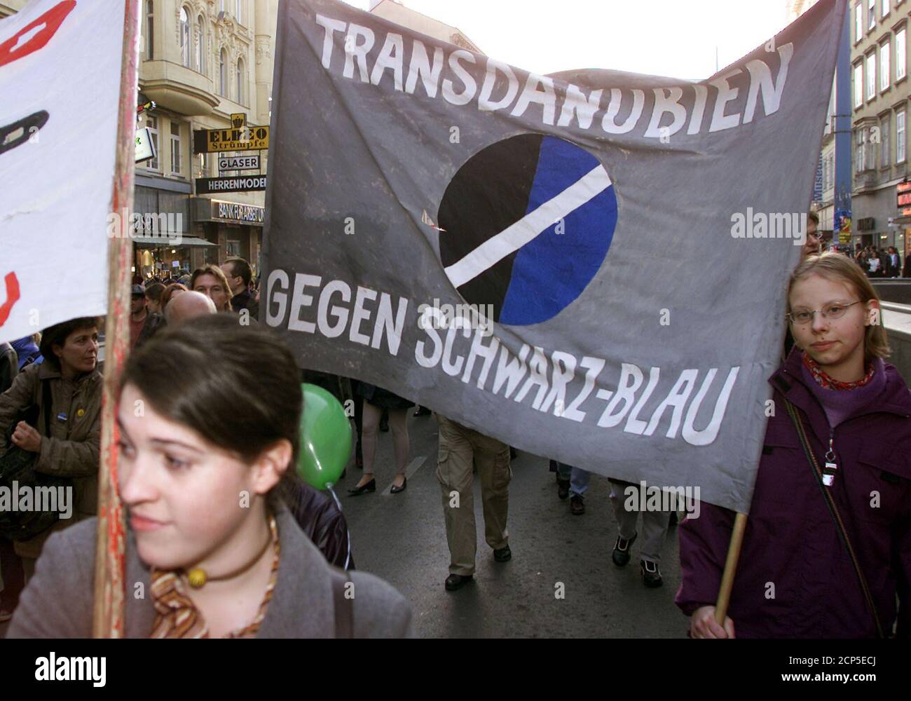 Am 2. Februar 2002, dem zweiten Jahrestag der Angelobung der Bundesregierung, beteiligten sich in Wien ca. 2000 Personen an einer Demonstration gegen die FPOe-OeVP-Regierung. Mit Pfiffen und Trommeln wurde die Koalition kritisiert, die Kundgebung verlief friedlich. REUTERS/Herwig Prammer REUTERS  PR/ Stock Photo