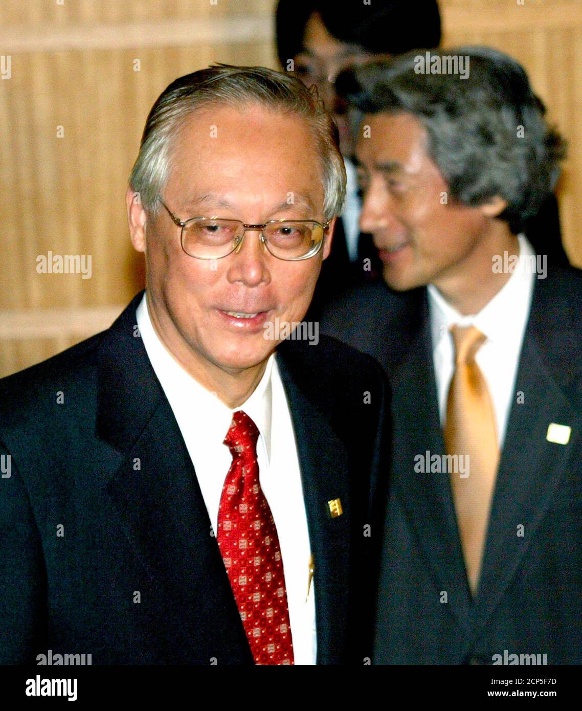 Singapore Prime Minister Goh Chok Tong L Smiles After Being Welcomed By His Japanese Counterpart Junichiro Koizumi R At A Japan Association Of Southeast Asian Nations Asean Summit Dinner In Tokyo December 12