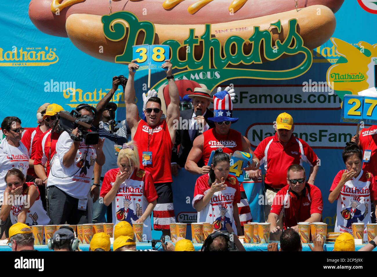 Page 2 Dog Eat Dog 2016 High Resolution Stock Photography And Images Alamy