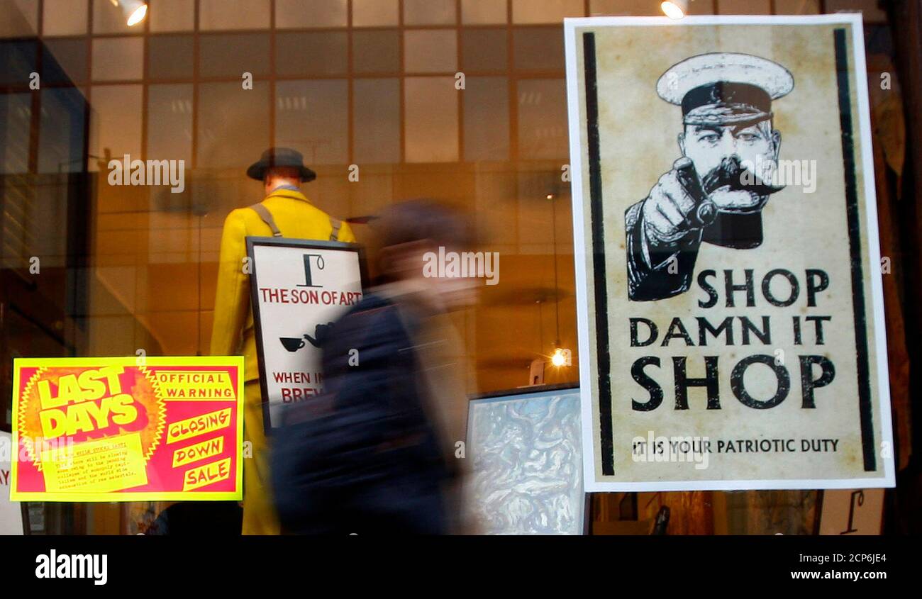 A woman walks past a shop in central London December 18, 2008. Retail sales rose unexpectedly in November, helped by online shoppers, official data showed on Thursday, but record high government borrowing and shrinking mortgage lending underlined the scale of the country's economic downturn.  REUTERS/ Eddie Keogh (BRITAIN) Stock Photo