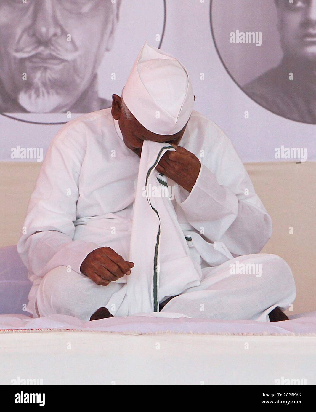 Anti Corruption Activist Anna Hazare Wipes His Face After Arriving At The Venue Of His Three Day Fast At The Bandra Kurla Complex Bkc Grounds In Mumbai December 27 2011 A Three Day Fast Led By Welcome to sattamatkanew.net , your we offer tips that increases the chances of winning, tips on how to win kurla day satta matka, fast matka results. alamy