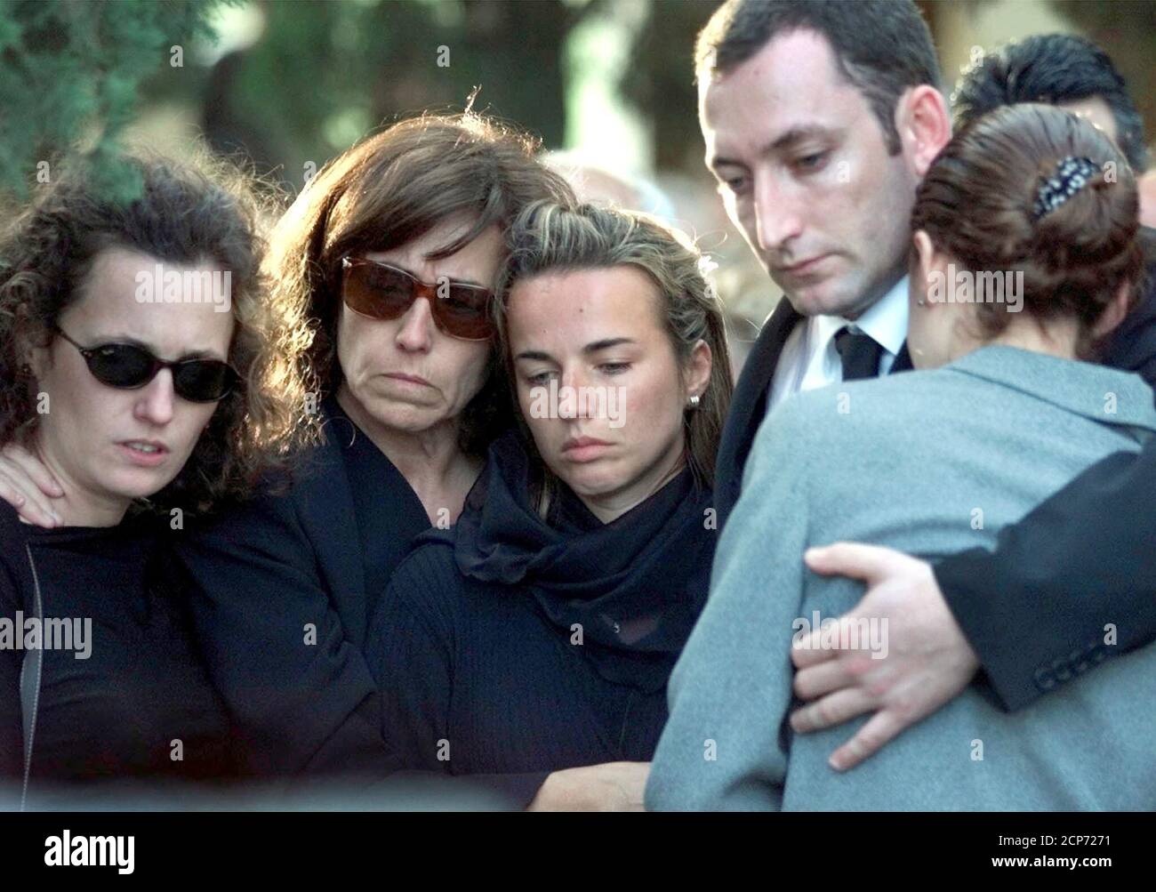 https www alamy com the family of associated press television news spanish journalist miguel gil moreno de mora embrace each other as they mourn at his tomb in vimbodi northern spain may 27 from left to right his sister amalia gil morenos mother pato his companion elida ramadani his brother alvaro and his younger sisiter patricia gil moreno de mora a television cameraman was killed may 24 2000 in sierra leone along with reuters correspondent kurt schork in a suspected rebel ambush sljdp image375095589 html