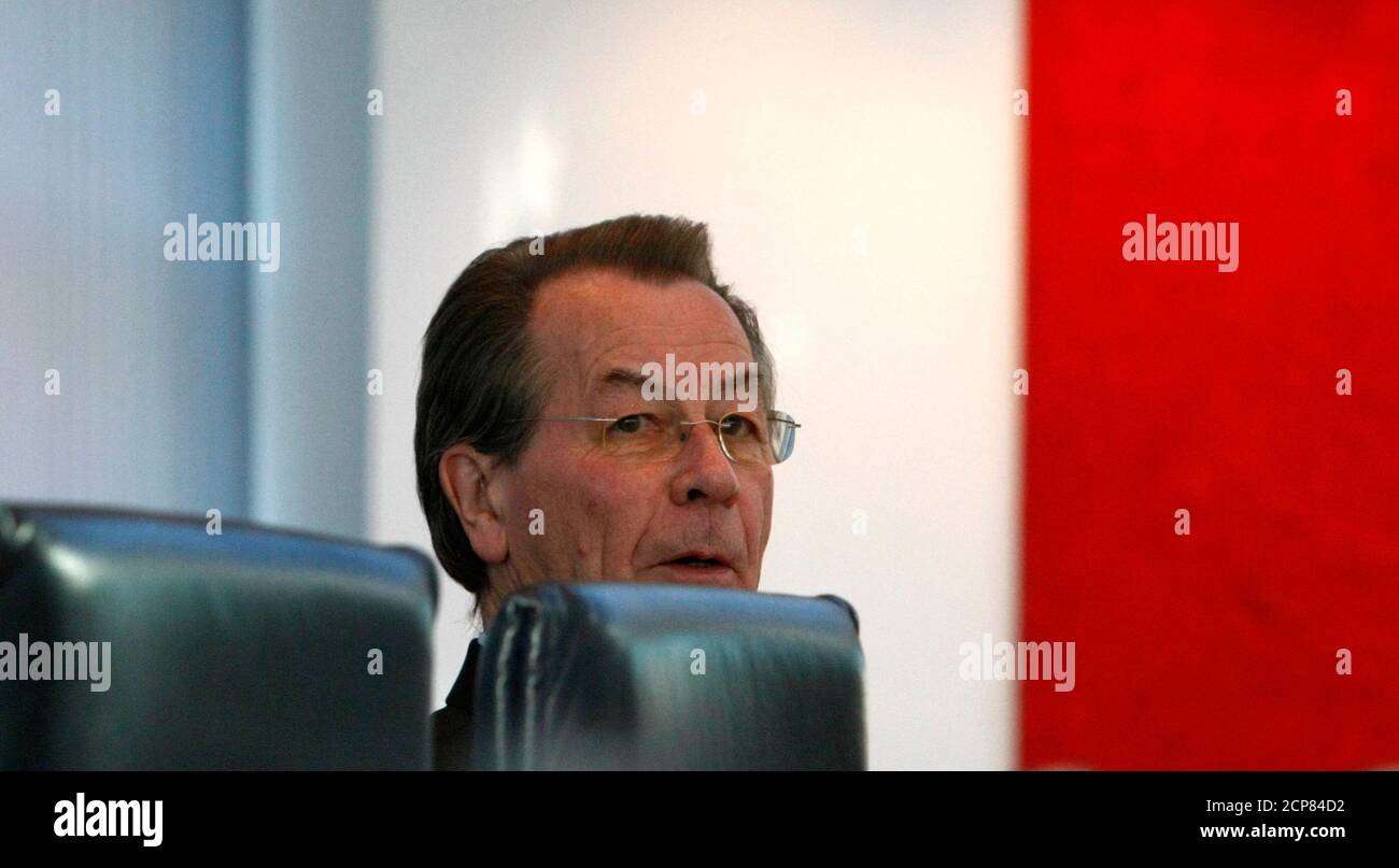 Outgoing leader of Germany's Social Democratic Party (SPD) Franz Muentefering attends a party leaders meeting in Berlin October 19, 2009. REUTERS/Fabrizio Bensch (GERMANY) Stock Photo