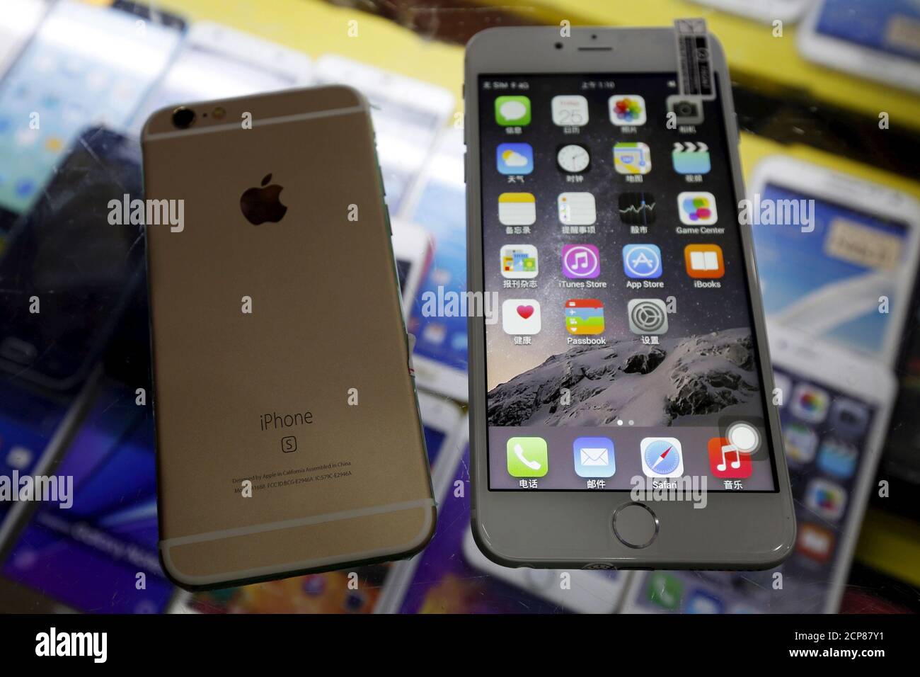 Vervagen Fotoelektrisch Inloggegevens A fake Apple iPhone 6s (L), which sells at RMB 580 ($91) is seen beside a  fake iPhone 6 Plus, which sells at RMB 630 ($99), both running the Android  operating system