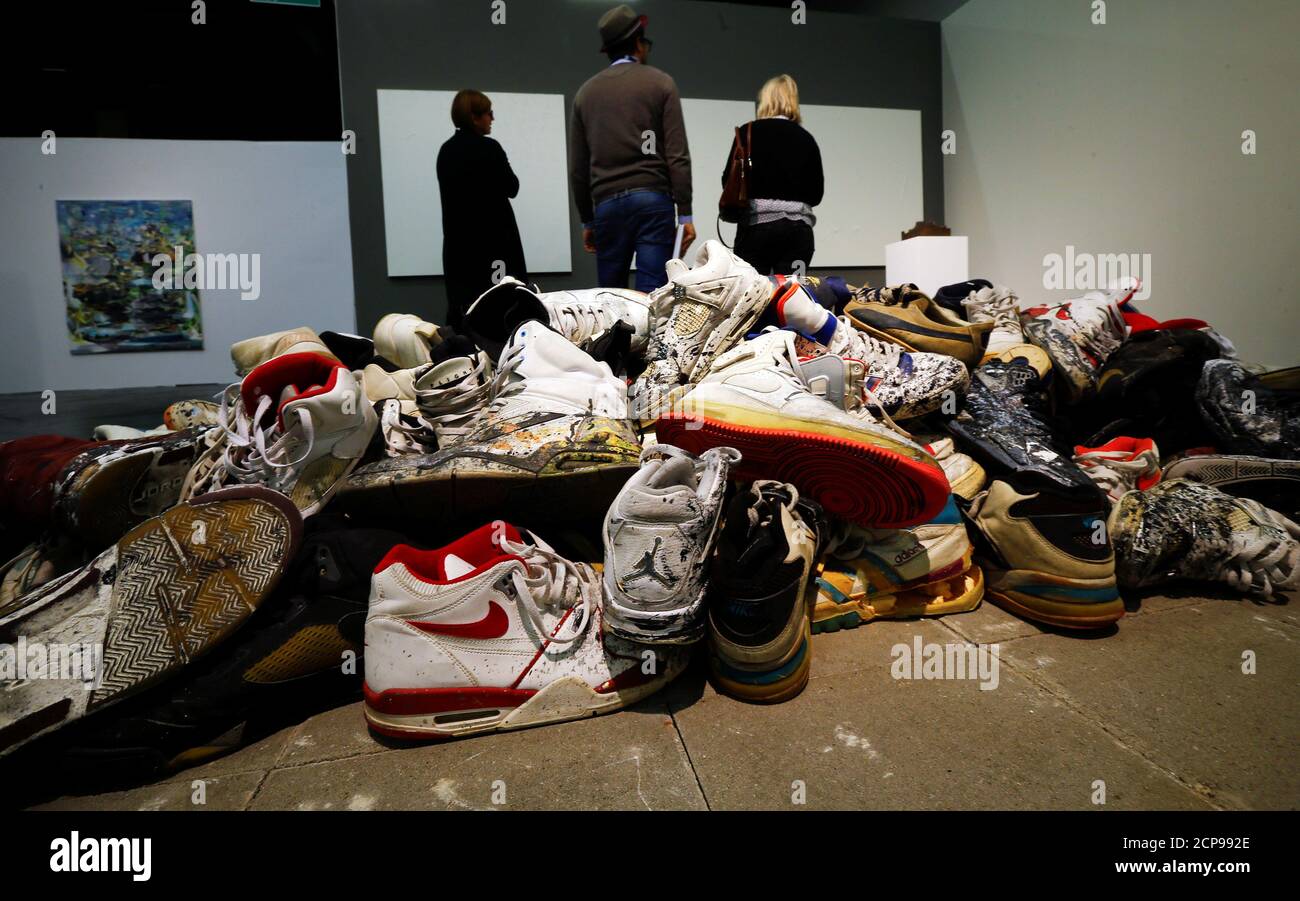 يلمع خلفي جذر أعارض ساخر نقل sneakers on a pile - illuminemusic.org