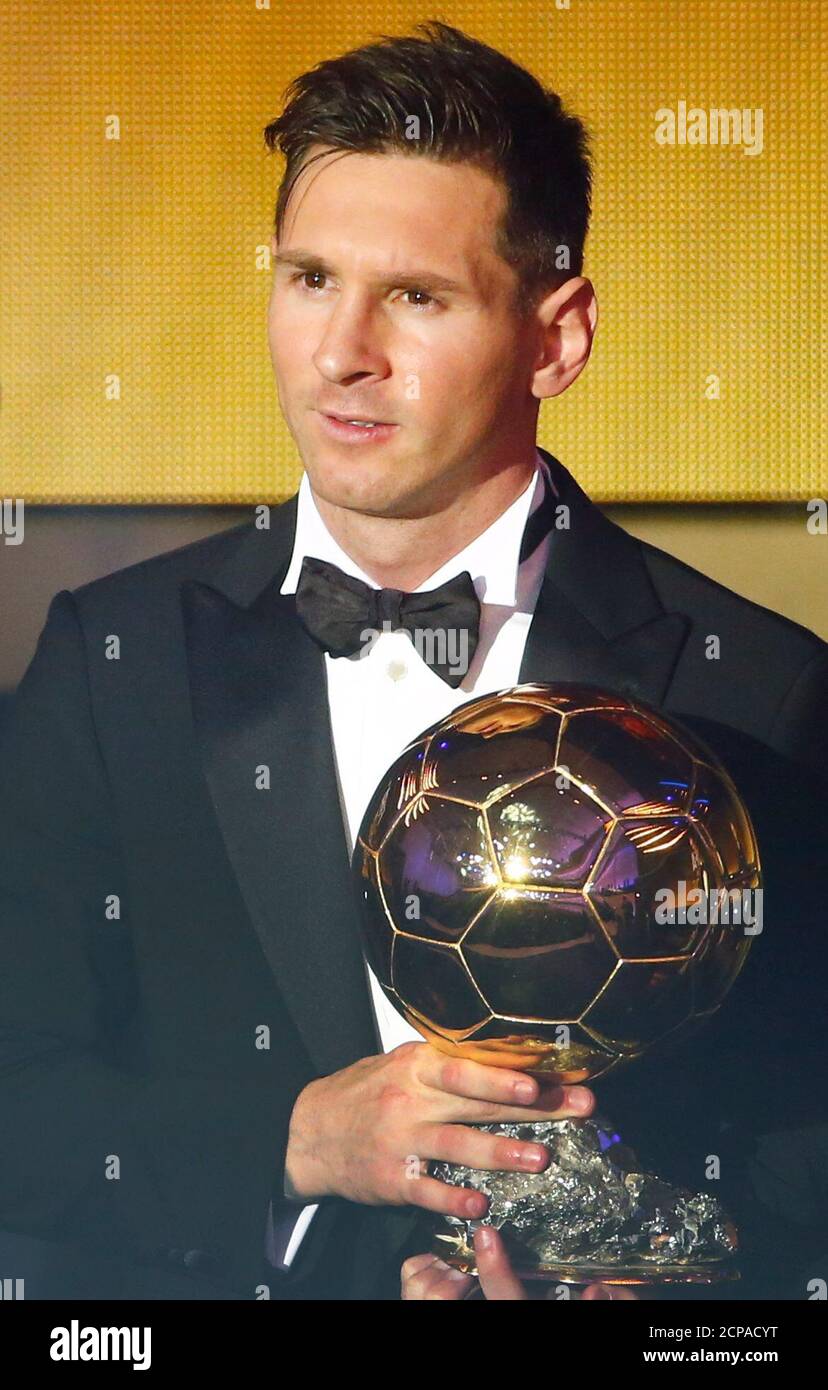 FC Barcelona's Lionel Messi of Argentina poses with the FIFA Ballon d'Or  2015 for the world player of the year during an awards ceremony in Zurich,  Switzerland, January 11, 2016 REUTERS/Ruben Sprich