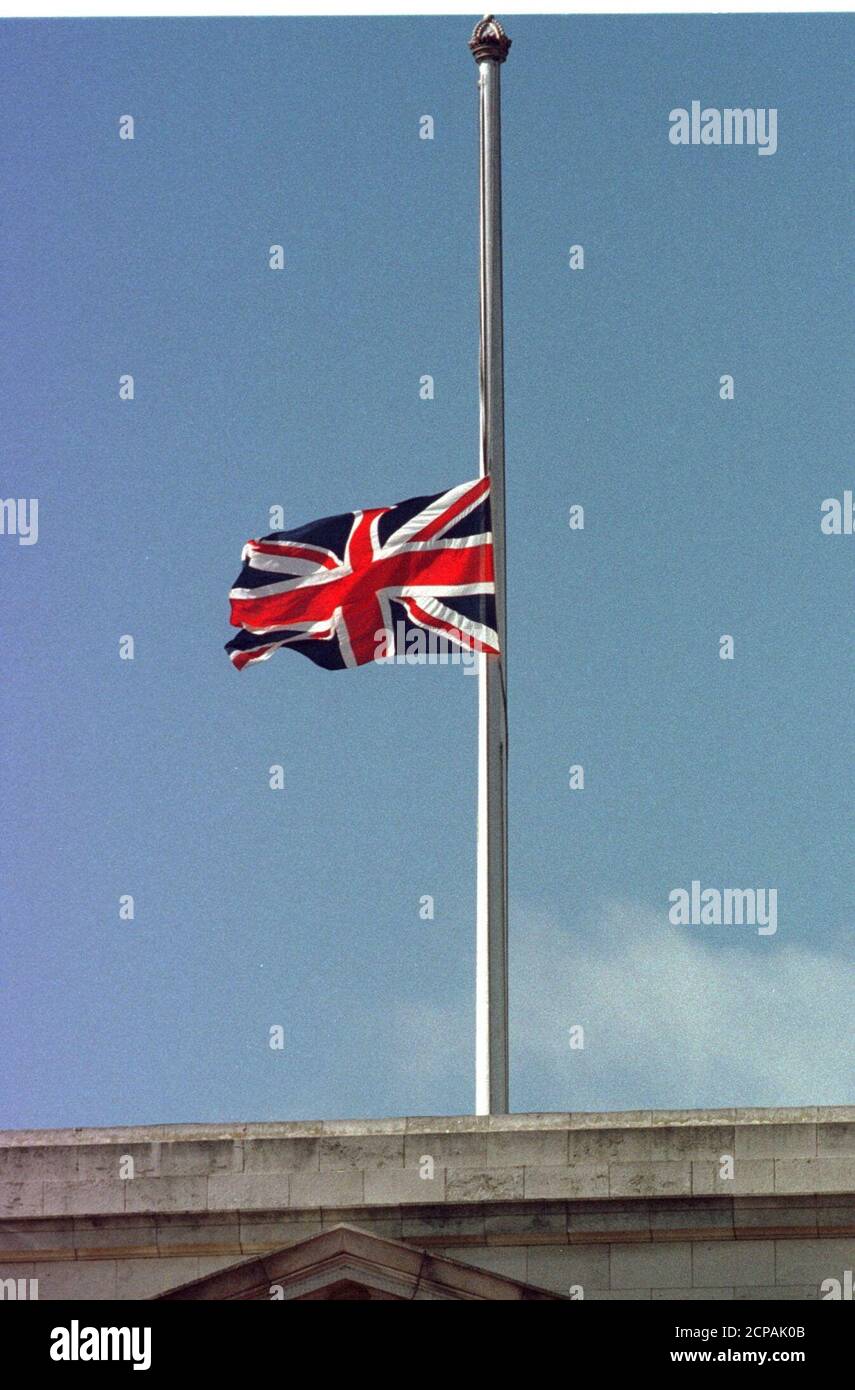 The union flag over buckingham palace hires stock photography and