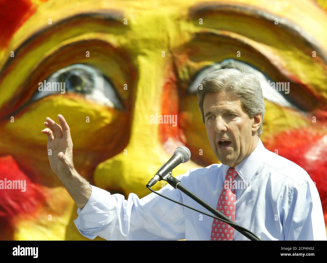 U.S. Democratic Presidential candidate, Senator John Kerry (D-Ma), makes a campaign speech in front of a paper mache California sun at Woodrow Wilson High School in Los Angeles, California May 5, 2004. REUTERS/Lucy Nicholson US ELECTION  LN Stock Photo
