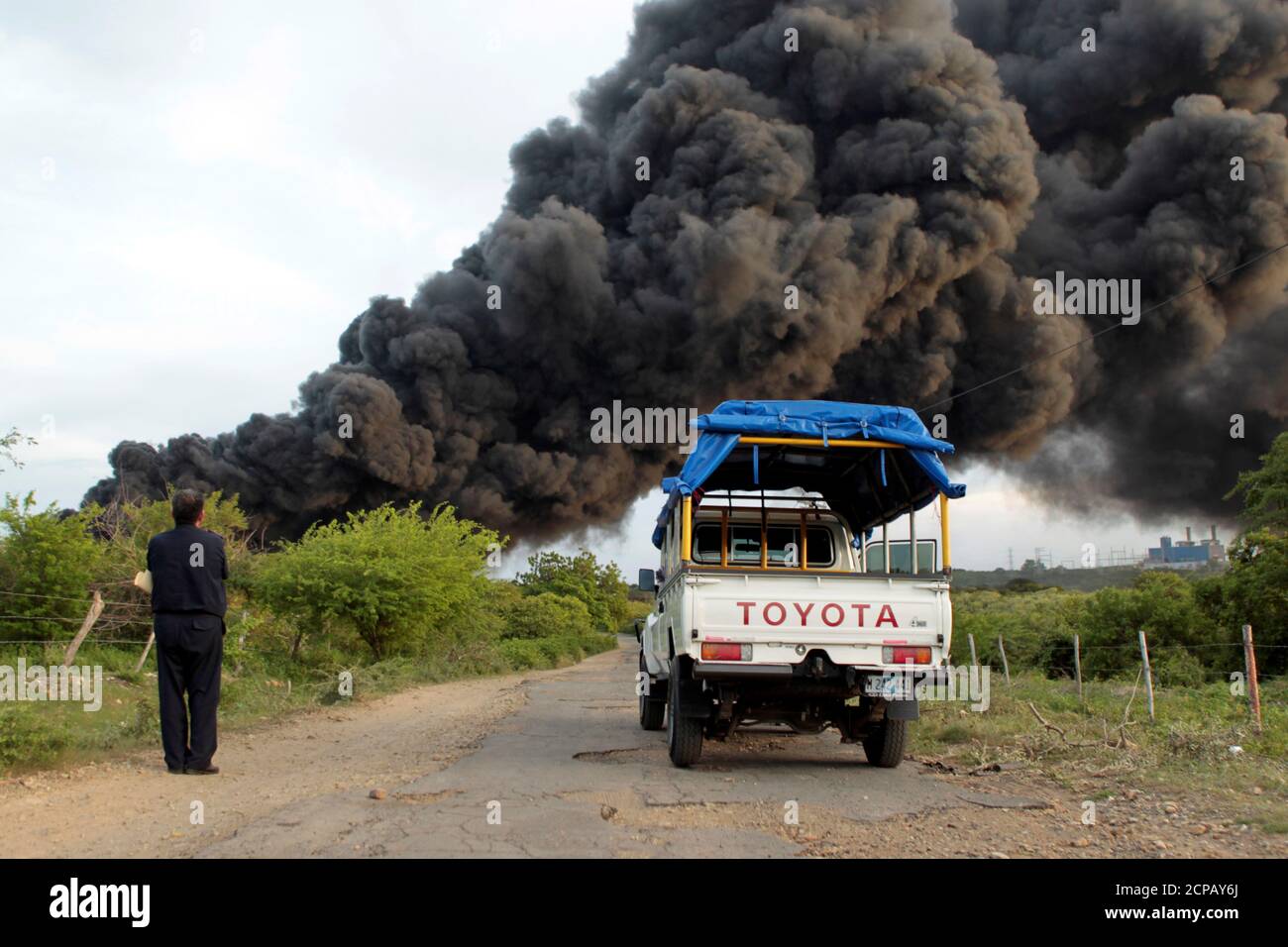 A man observes an explosion caused by a fire at a fuel storage tank  belonging to the Puma Energy Company in Puerto Sandino, Leon, Nicaragua  August 18,2016.REUTERS/Oswaldo Rivas Stock Photo - Alamy