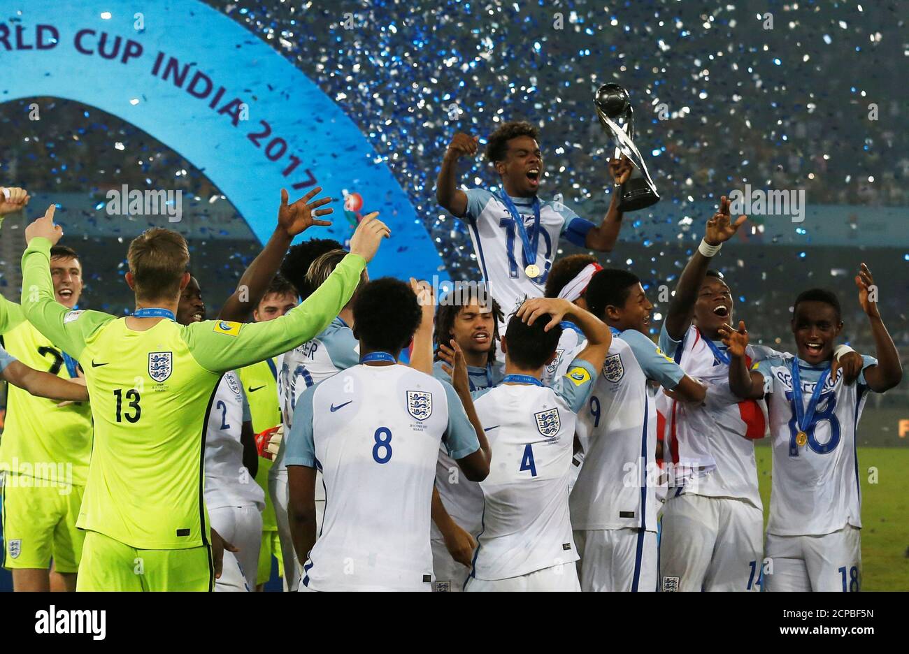 Soccer Football Fifa Under 17 World Cup Final England Vs Spain Vivekananda Yuba Bharati Krirangan Kolkata India October 28 17 England S Angel Gomes Celebrates With The Trophy After