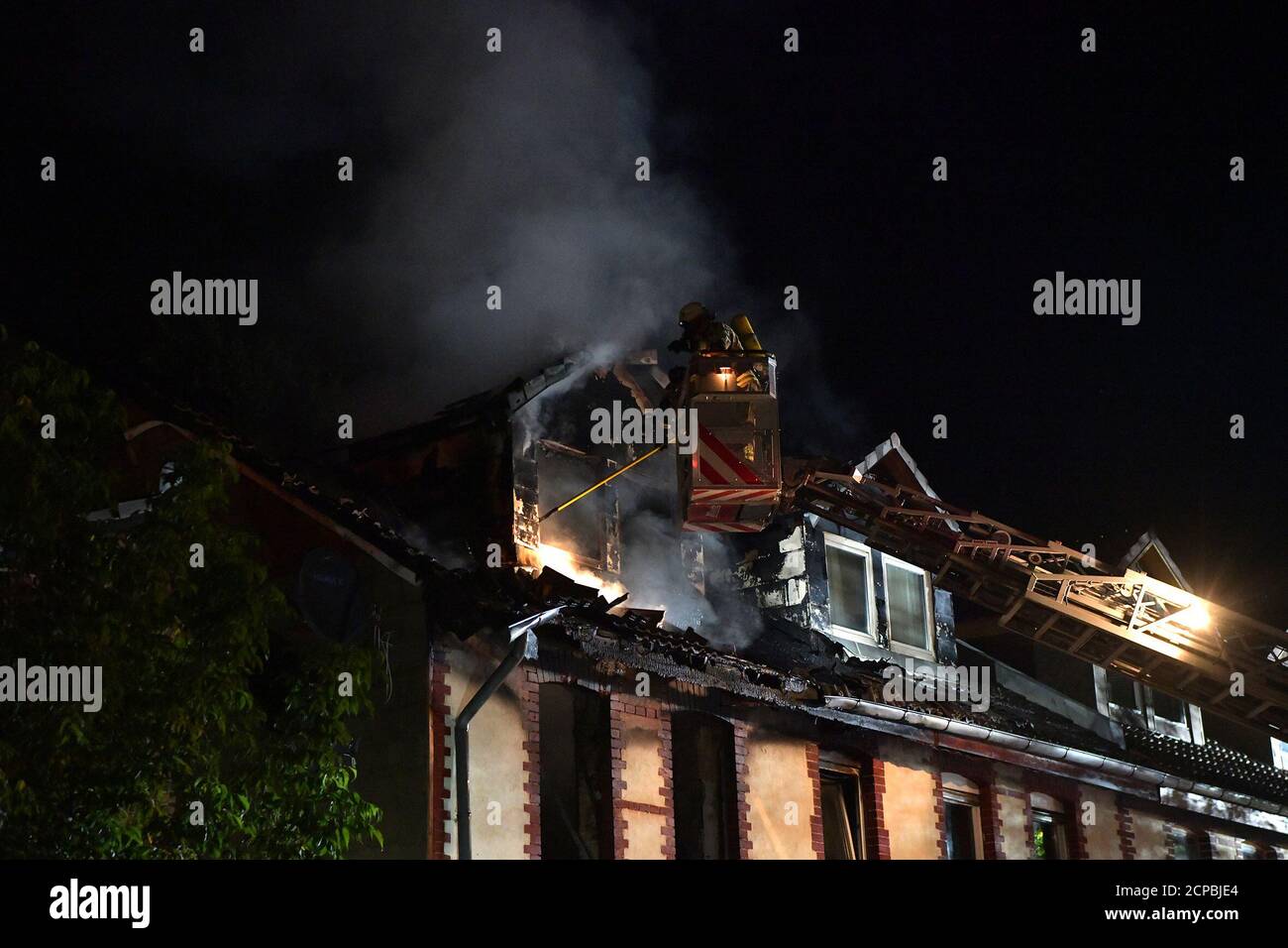 Berlin, Germany. 19th Sep, 2020. Firefighters of the fire brigade are on duty early in the morning during an apartment fire in Staaken. The fire department was called to the apartment fire in the early morning in the Neue Straße in Berlin-Staaken. The first firefighters found the apartment in a full blaze, the flames had already spread to the roof and the apartment there. The residents had already taken refuge. The stability of the building must now be checked by the building inspectorate or a structural engineer. The cause of the fire cannot yet be determined. Photo: Paul Zinken/dpa-Zentralbi Stock Photo