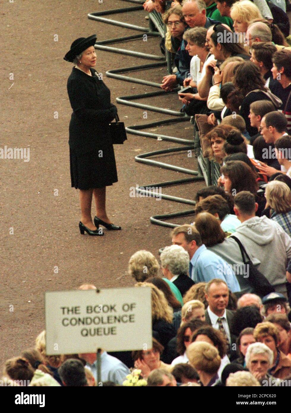 The Queen Mets Members Of The Public Waiting In A Queue To Sign The Book Of Condolence For Diana Princess Of Wales Outside St James S Palace September 5 The Princess Will Be