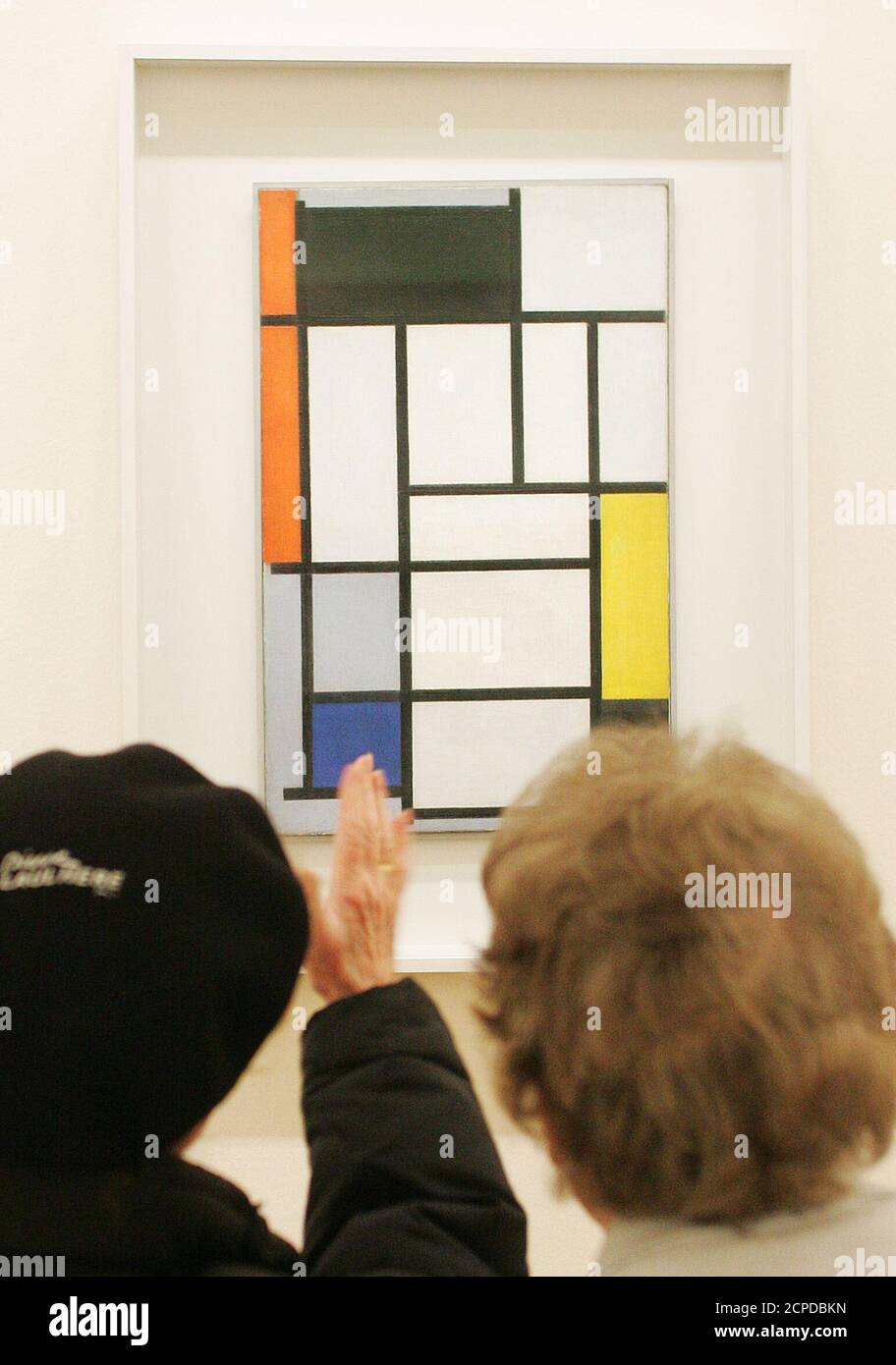 In der Albertina in Wien wird am 11. Maerz eine Ausstellung von Werken des hollaendischen Kuenstlers Piet Mondrian eroeffnet. Im Bild bestaunen Besucher ein Werk Mondrians waehrend einer Pressefuehrung am 10. Maerz 2005. REUTERS/Herwig Prammer REUTERS  PR/ Stock Photo