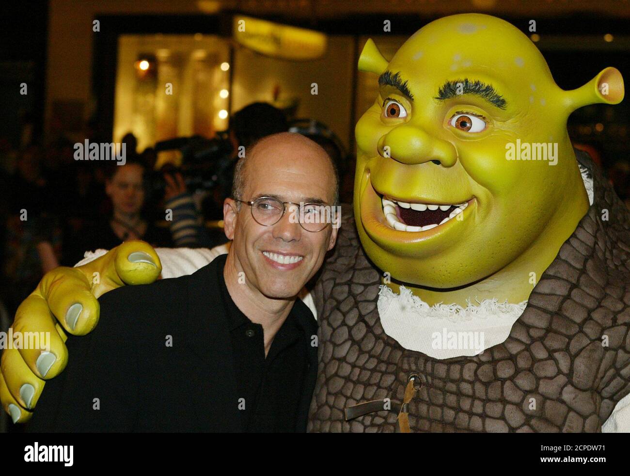 EXECUTIVE PRODUCER OF SHREK 2 JEFFREY KATZENBERG POSES WITH SHREK AT THE AUSTRALIAN PREMIERE OF SHREK 2 IN SYDNEY. Executive producer of Shrek 2 Jeffrey Katzenberg (L) poses with a man in EXECUTIVE PRODUCER OF SHREK 2 JEFFREY KATZENBERG POSES WITH SHREK AT THE AUSTRALIAN PREMIERE OF SHREK 2 IN SYDNEY. Executive producer of Shrek 2 Jeffrey Katzenberg (L) poses with a man in
