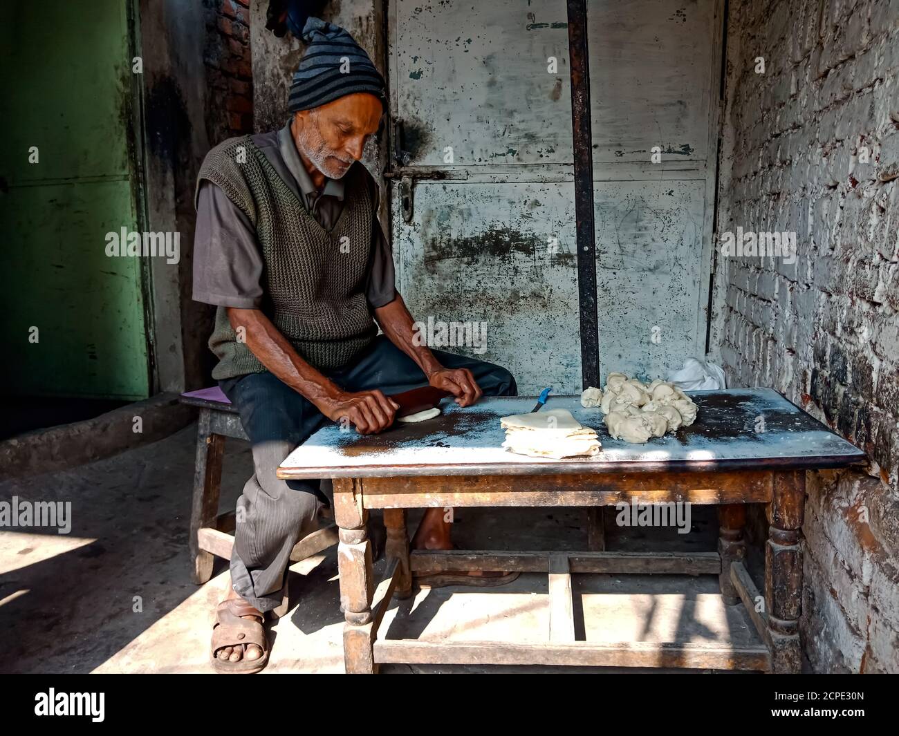 DISTRICT KATNI, INDIA - JANUARY 08, 2020: An indian old man making Samosa on local hotel. Stock Photo