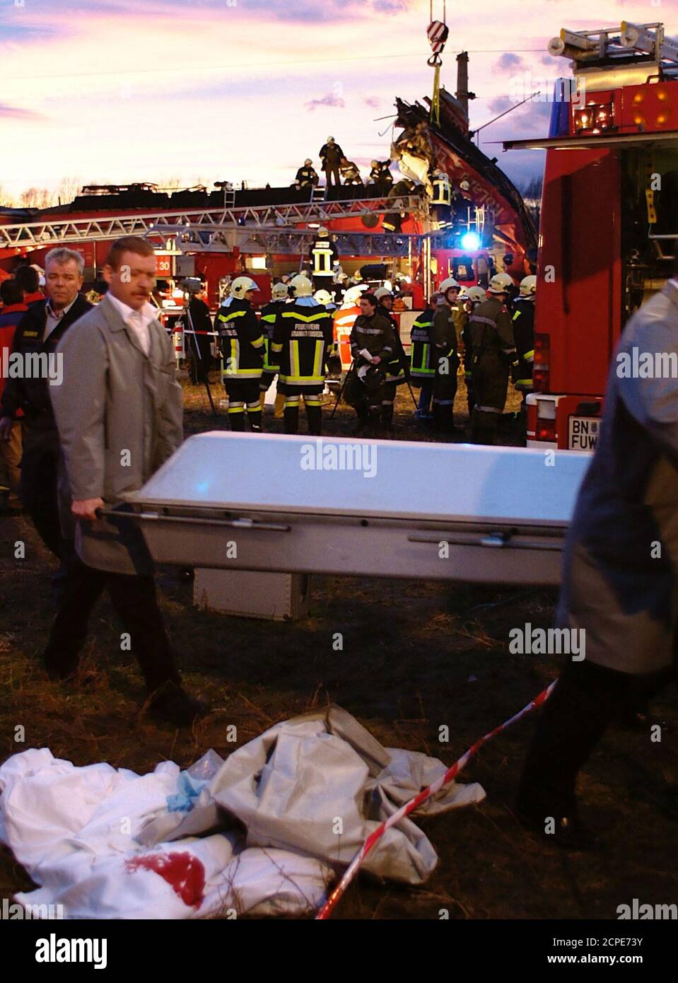7 Tote und 17 Verletzte forderte heute, am 26. Februar 2002, ein Zugunglueck bei Weigelsdorf im Bezirk Baden. Ein Gueterzug und ein 'Huckepack'-Zug der 'Rollenden Landstrasse' stiessen in der Naehe des Bahnhofsbereichs frontal zusammen. REUTERS/Heinz-Peter Bader REUTERS  HP/ Stock Photo