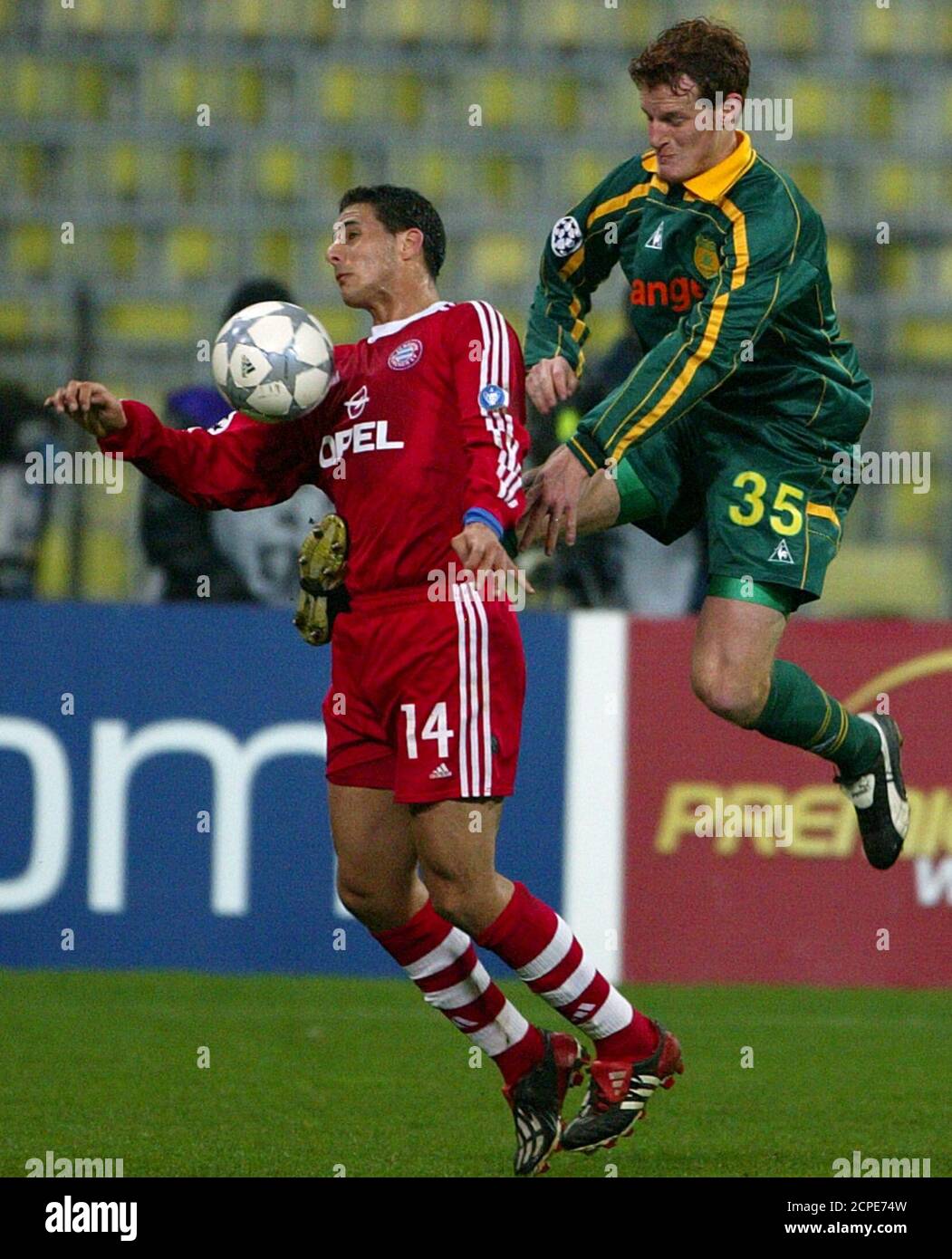 PIZARRO OFGERMAN FIRST DIVISION SOCCER CLUB FC BAYERN MUNICH CHALLENGES CETTO OF FRENCH CLUB FC NANTES ATLANTIQUE DURING CHAMPIONSLEAGUE SOCCER MATCH IN MUNICH.   Claudio Pizarro (L) of German first division soccer club FC Bayern Munich challenges Mauro Cetto of French soccer club FC Nantes Atlantique during the first minutes of their Championsleague group A soccer match in Munich's olympic stadium March 19, 2002. REUTERS/Michael Dalder REUTERS Stock Photo