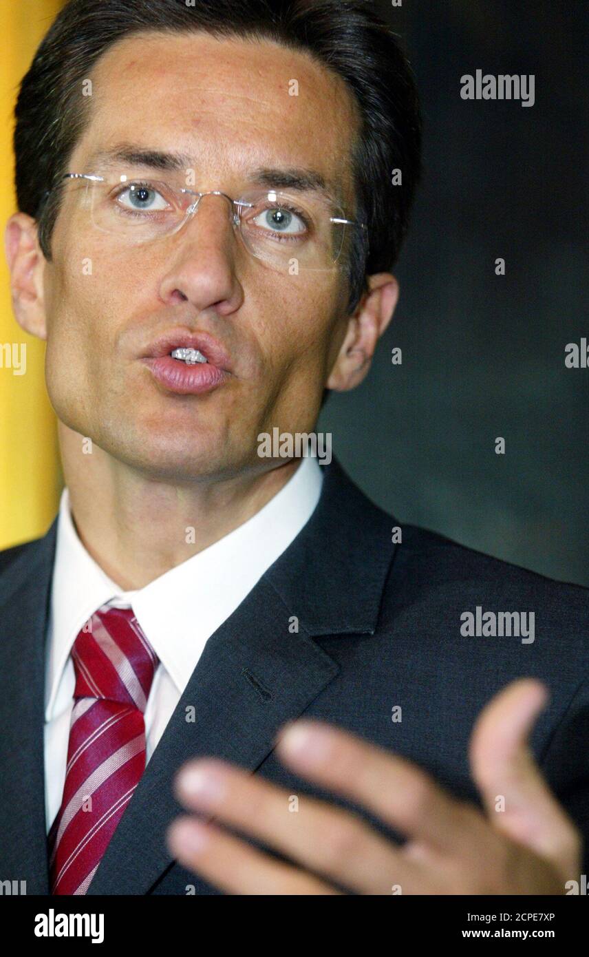 Finanzminister Karl-Heinz Grasser gab am Donnerstag, den 10. Juli 2003, in Wien eine Pressekonferenz zum Thema 'Aktuelles zur OeIAG'. Im Bild Grasser waehrend der Pressekonferenz. REUTERS/Herwig Prammer REUTERS  PR/ Stock Photo