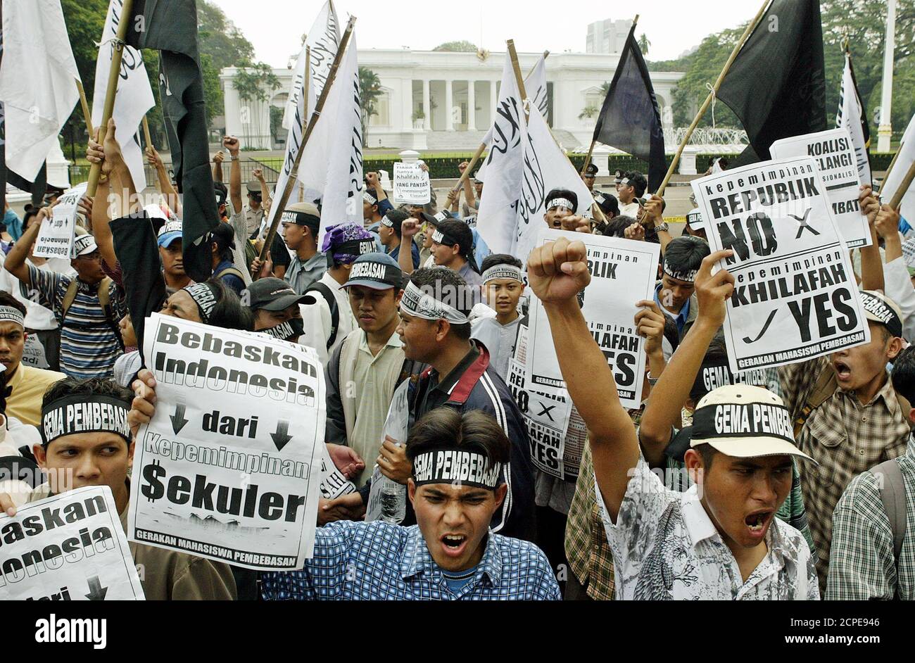 Indonesian Muslims protest outside the presidential palace in Jakarta August 30, 2004. Hundreds of Muslim protesters rallied in Jakarta calling for a more Islamic government. Indonesia, the world's most populous Muslim nation, will hold the final round of their first direct presidential elections on September 20. REUTERS/Darren Whiteside  dw Stock Photo