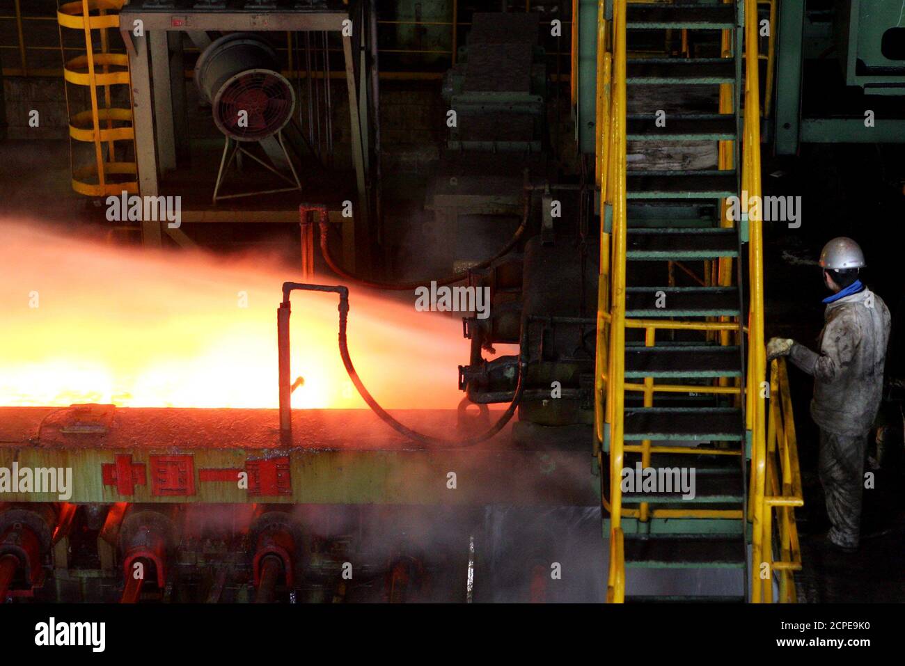 A Chinese worker monitors hot-rolled steel at the Baosteel factory in Shanghai February 25, 2005. China, the world's top steel producer, is expected to see steel output growth fall by half this year as mills focus on higher quality steel for ship building and trim output for construction, Xie Qihua, chairwoman of China's largest steel maker Baosteel Group said on Friday. REUTERS/Claro Cortes IV  CC/CN Stock Photo