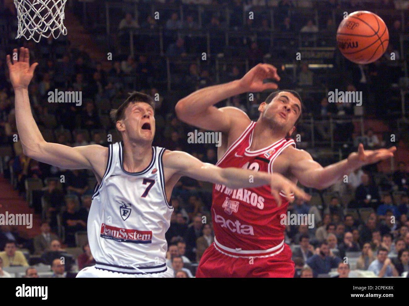 Greek Olympiakos' Piraeus Dragan Tarlac (R) fights for the ball with Gregor  Fucka (L) of Teamsystem Bologna during the first minutes of their match for  the third place in the Final Four