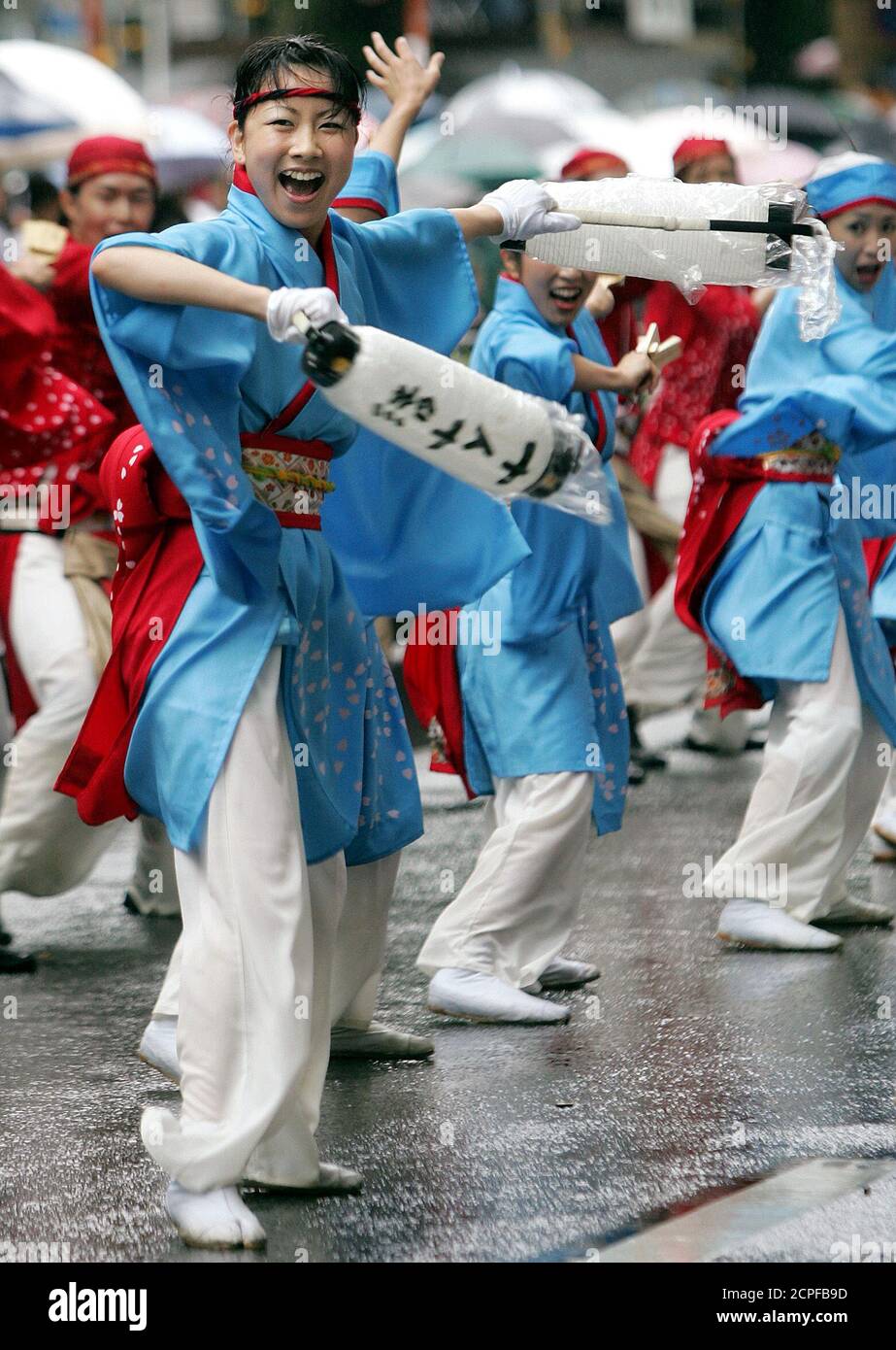 A Japanese woman dances during Yosakoi festival in Tokyo August 29, 2004. About 6,000 dancers in colourful costumes from all over Japan took part in the festival, according to the organisers. REUTERS/Yuriko Nakao  YN/LA Stock Photo