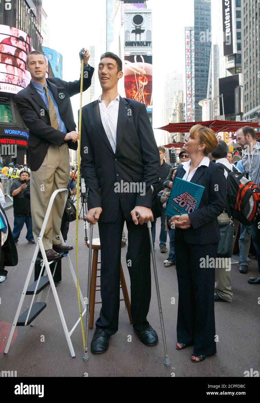 Tallest man in world sultan High Resolution Stock Photography and Images -  Alamy