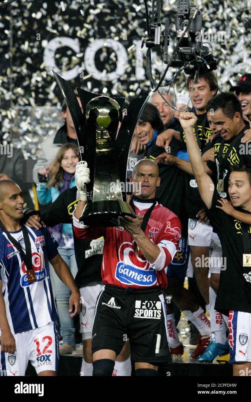 Cruz Azul Goalkeeper High Resolution Stock Photography And Images Alamy