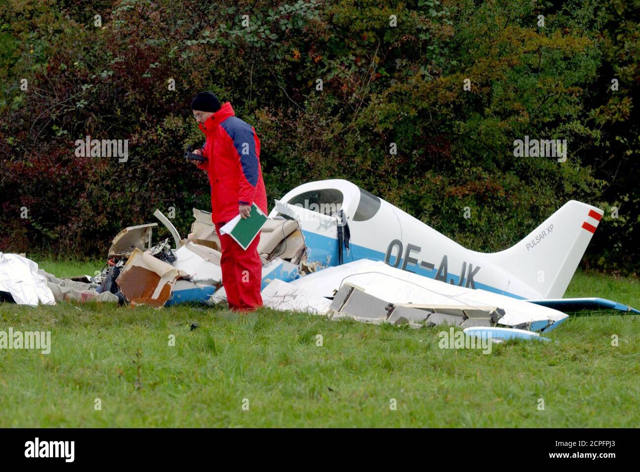Beim Absturz eines Leichtflugzeuges bei Gaden wurde heute, am 8. Oktober 2002, der Pilot getoetet. Im Bild Untersuchungsbeamte an der Unfallstelle. REUTERS/Heinz-Peter Bader REUTERS  HP/ Stock Photo