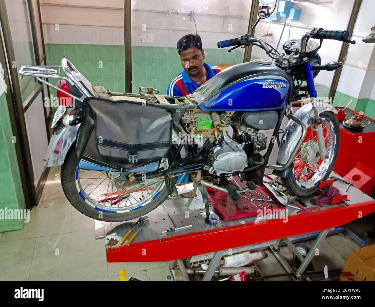 Repairing bike india hi res stock photography and images Alamy