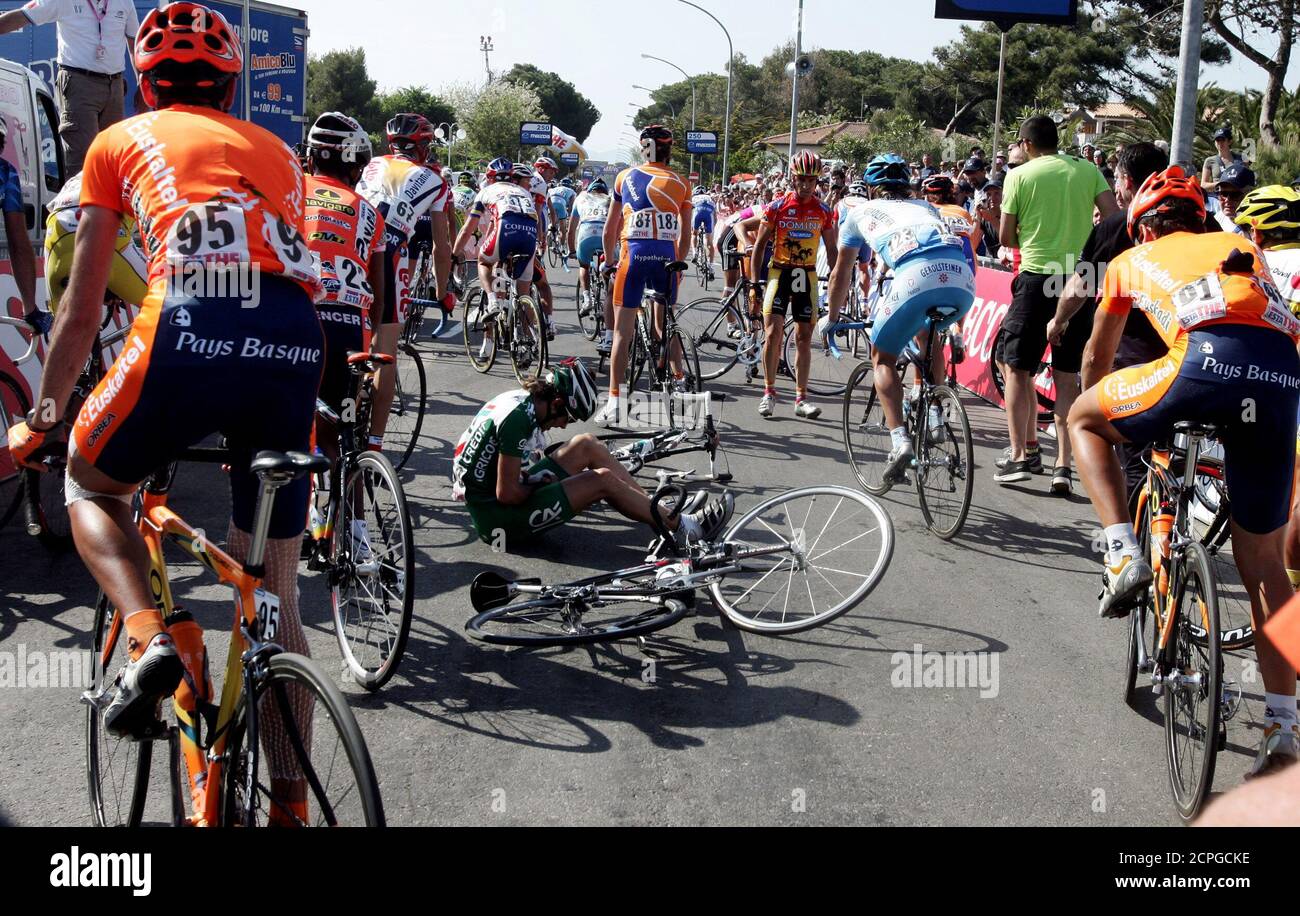 New Zealand rider Dean sits down after he crashed during the sixth stage from Viterbo to Marina di Grosseto at the Giro d'Italia, Italy.  New Zealand rider Julian Dean sits down after he crashed during the sixth stage from Viterbo to Marina di Grosseto at the Giro d'Italia cycling race May 13, 2005. Australia's Robbie McEwen won the stage and Italy's Paolo Bettini took the leader's pink jersey. REUTERS/Stefano Rellandini Stock Photo