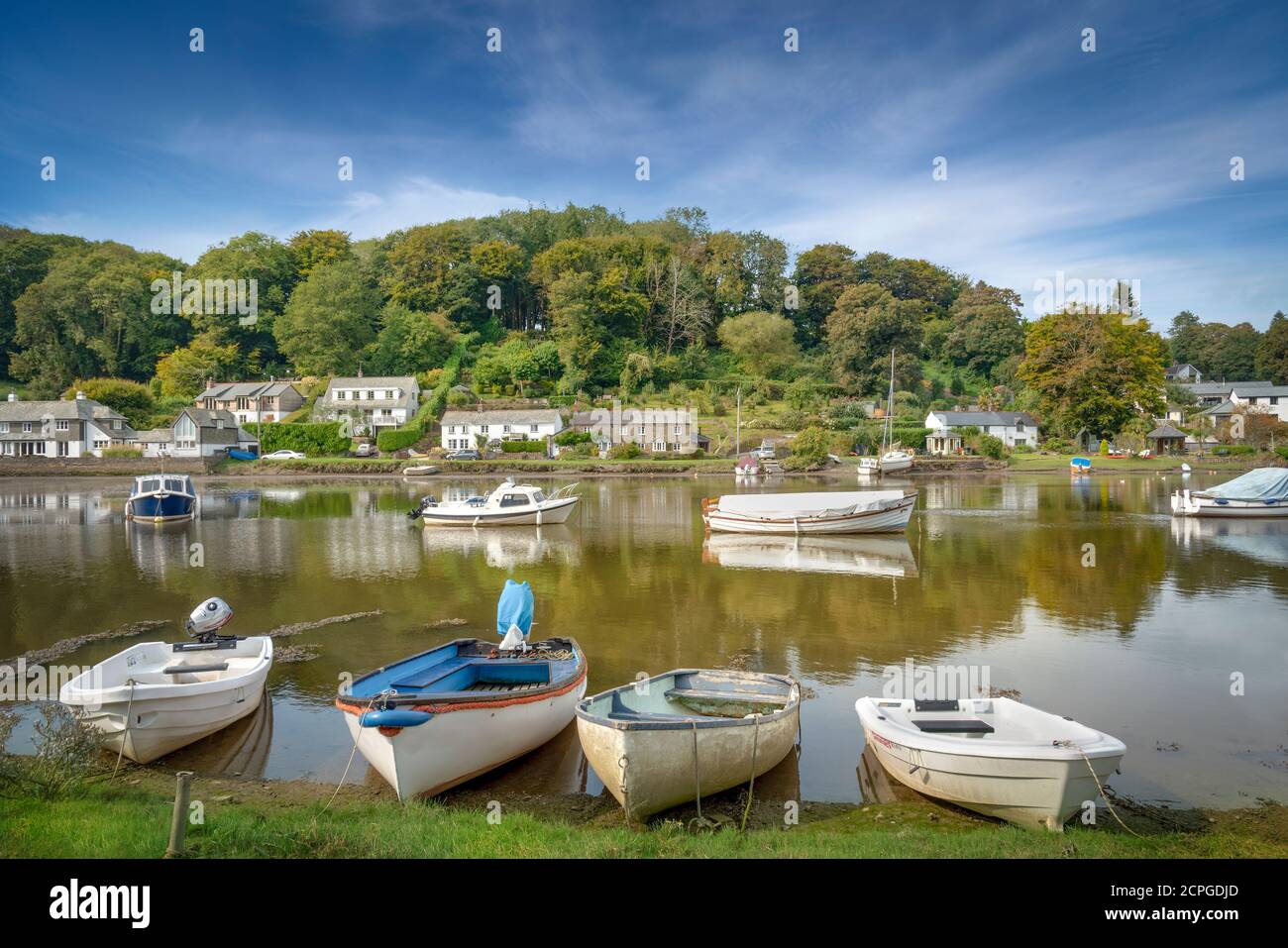 Lerryn is a river side village sitting on the banks of the River Lerryn which is a tributary of the River Fowey ( pronounced Foy ) . The river is tida Stock Photo