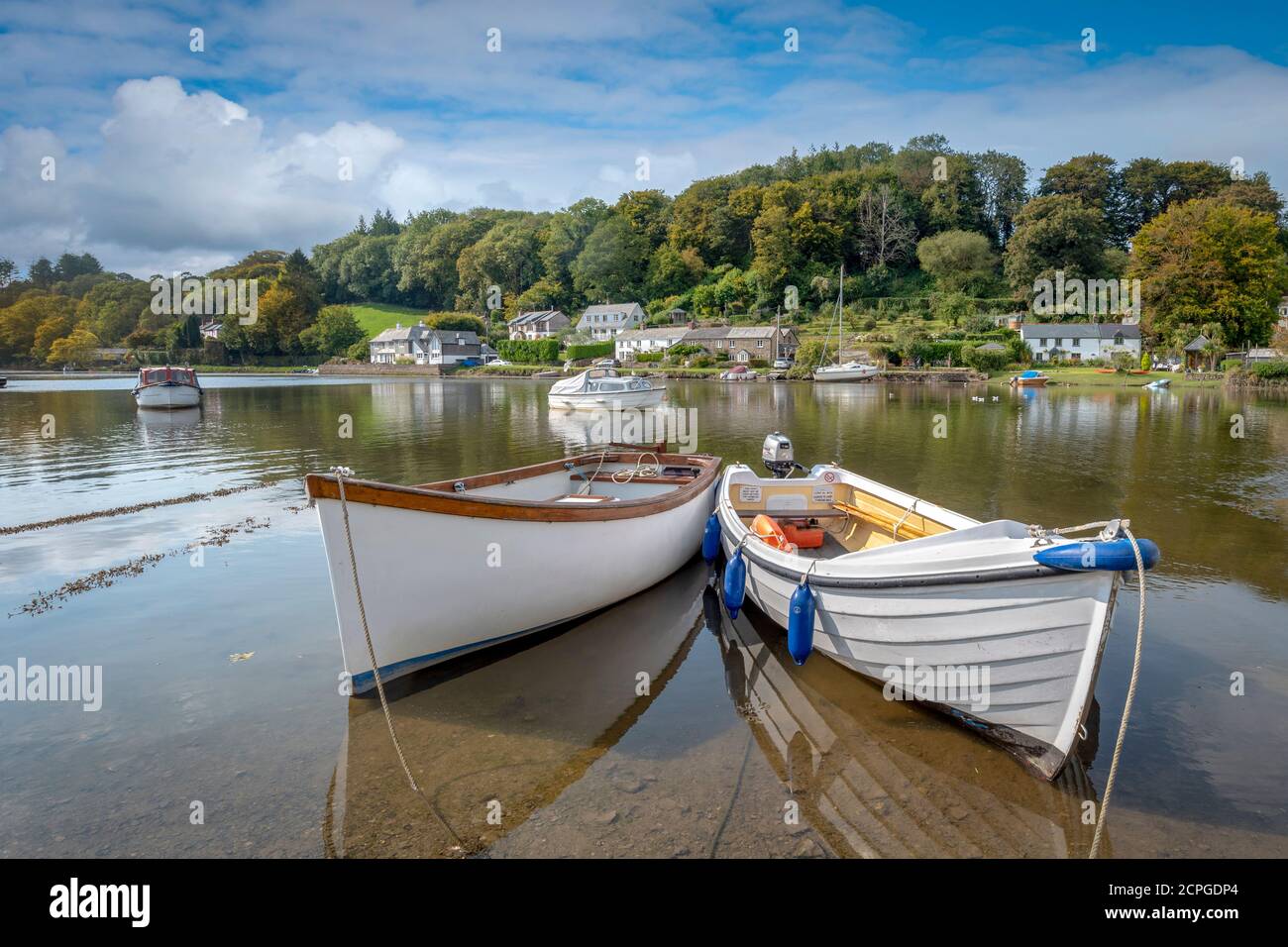 Lerryn is a river side village sitting on the banks of the River Lerryn which is a tributary of the River Fowey ( pronounced Foy ) . The river is tida Stock Photo