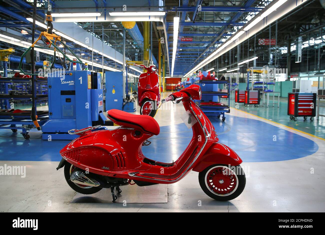 Vespa 946 hi-res stock photography and images - Alamy