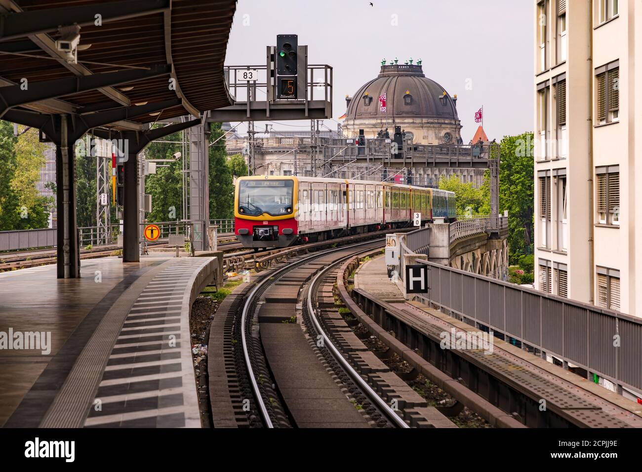 S-Bahn arriving at the Hackescher Markt stop in Berlin Stock Photo
