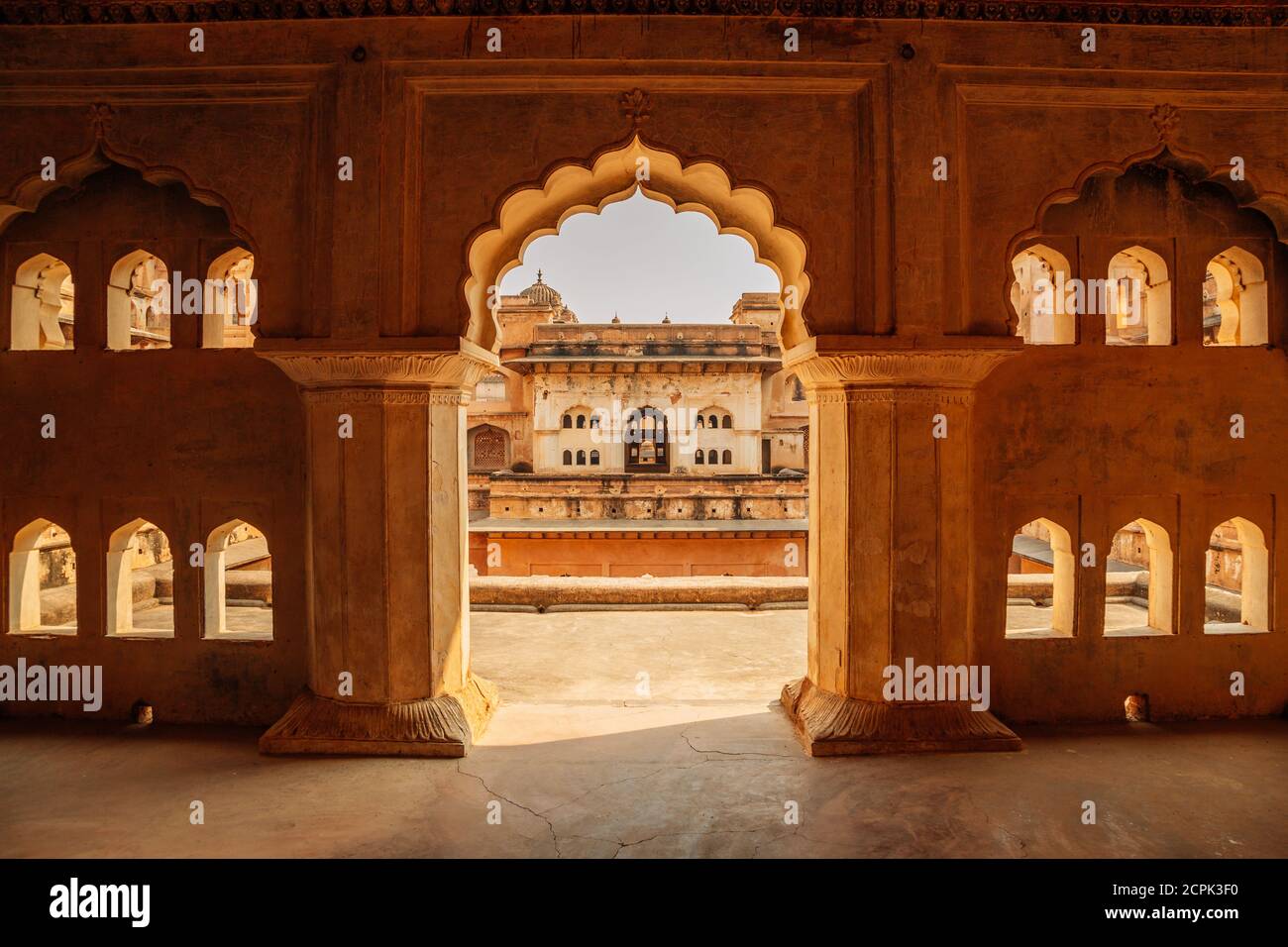 Ruins fort orchha madhya hi-res stock photography and images - Alamy