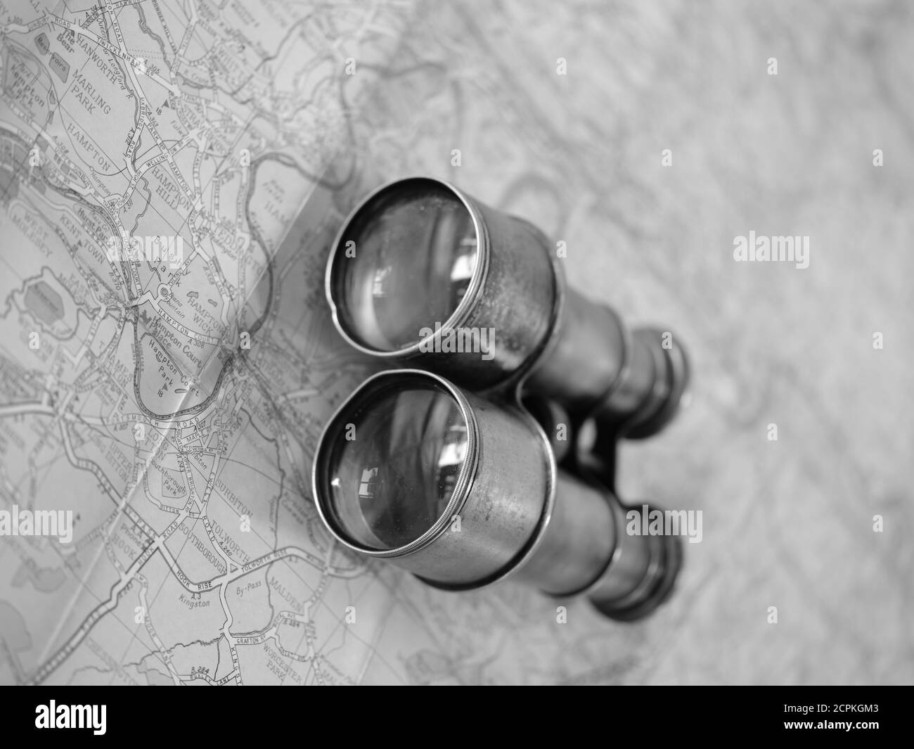 VINTAGE BINOCULARS AND VINTAGE MAP OF LONDON AND THE THAMES Stock Photo