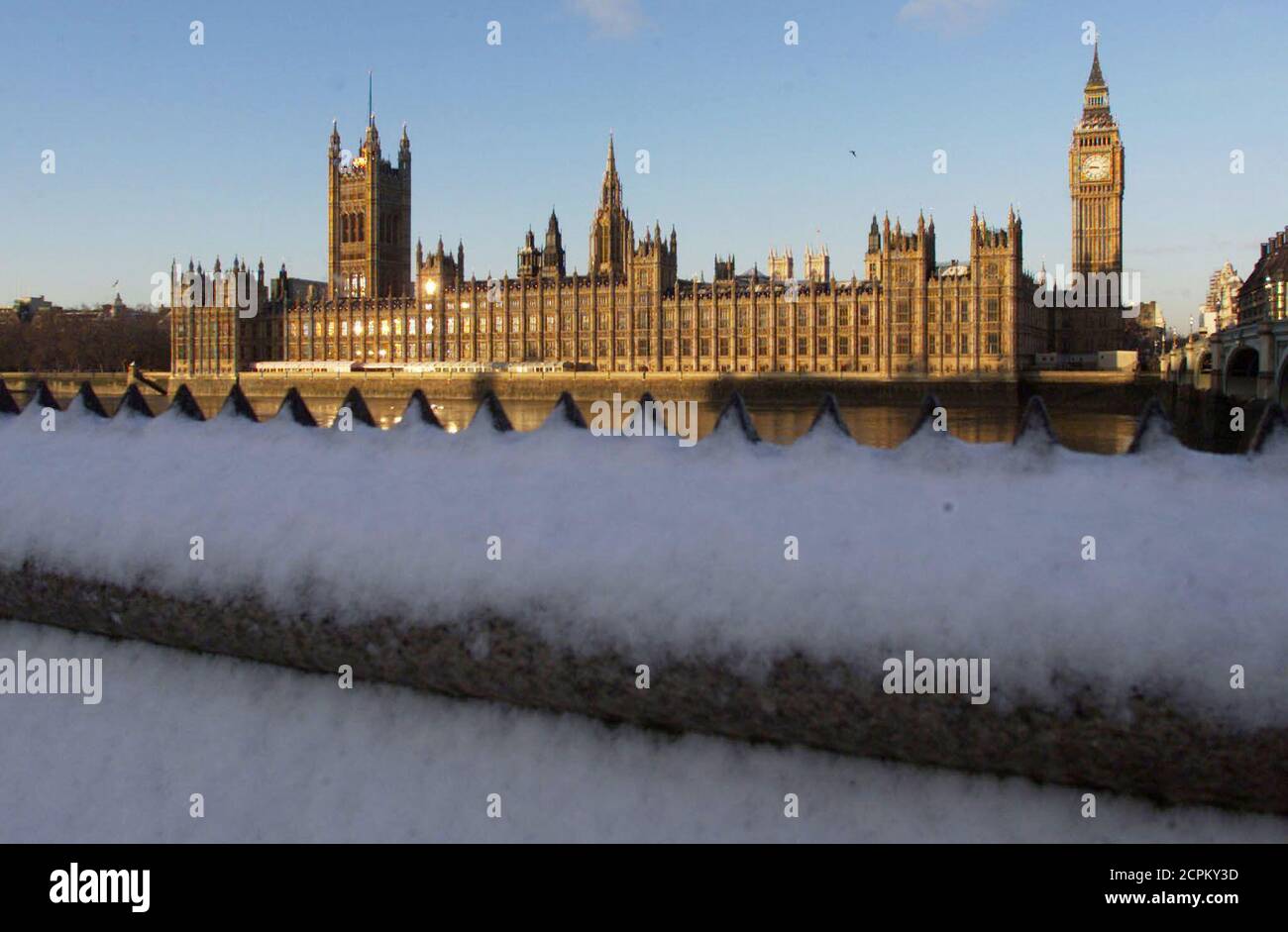 The Houses of Parliament, is bathed in early morning sunshine as overnight snow lays on the ground for the first time in four years in central London December 28, 2000. Britons have been told to stay at home and enjoy the rest of the holiday period, as the plunging temperatures and severe weather conditions lead to snow clogged roads and airport closures.  RUS/BR/AA Stock Photo