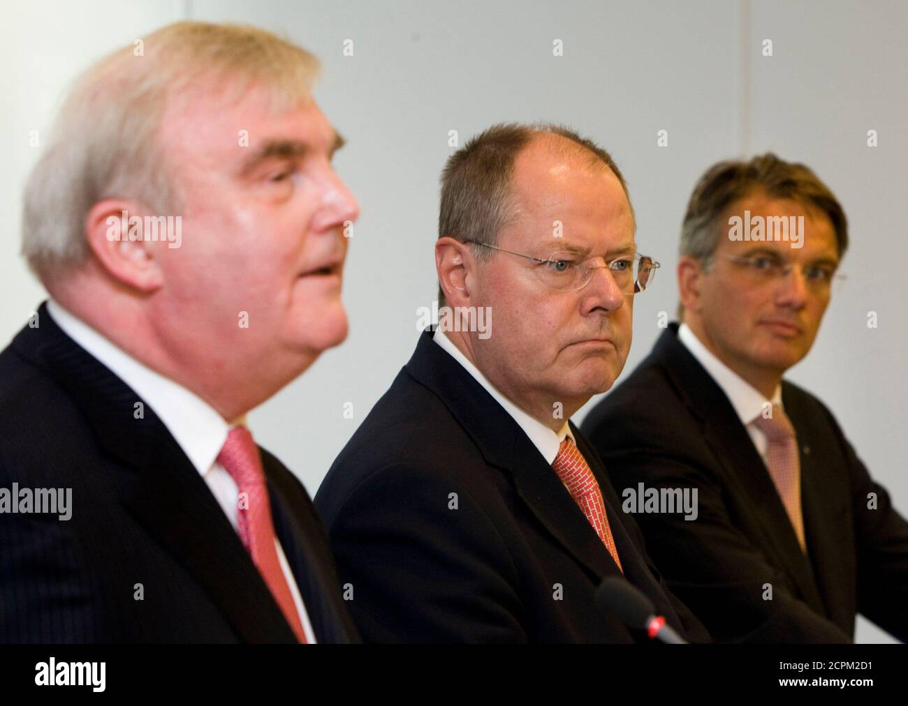 (L-R) German Finance Minister Peer Steinbrueck, the Association of German Chambers of Industry and Commerce (DIHK) President Hans Heinrich Driftmann and the President of the cooperative banks alliance of Volksbanken and Raiffeisenbanken (BVR) Uwe Froehlich attend a news conference on the situation of credit financing in the German economy in Berlin September 1, 2009.  REUTERS/Thomas Peter  (GERMANY POLITICS BUSINESS) Stock Photo