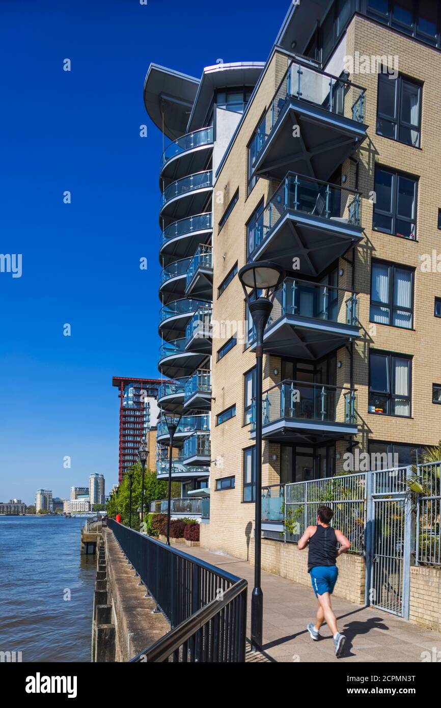 England, London, Docklands, Isle of Dogs, Canary Wharf, Thames Pathway and Modern Waterside Apartments Stock Photo