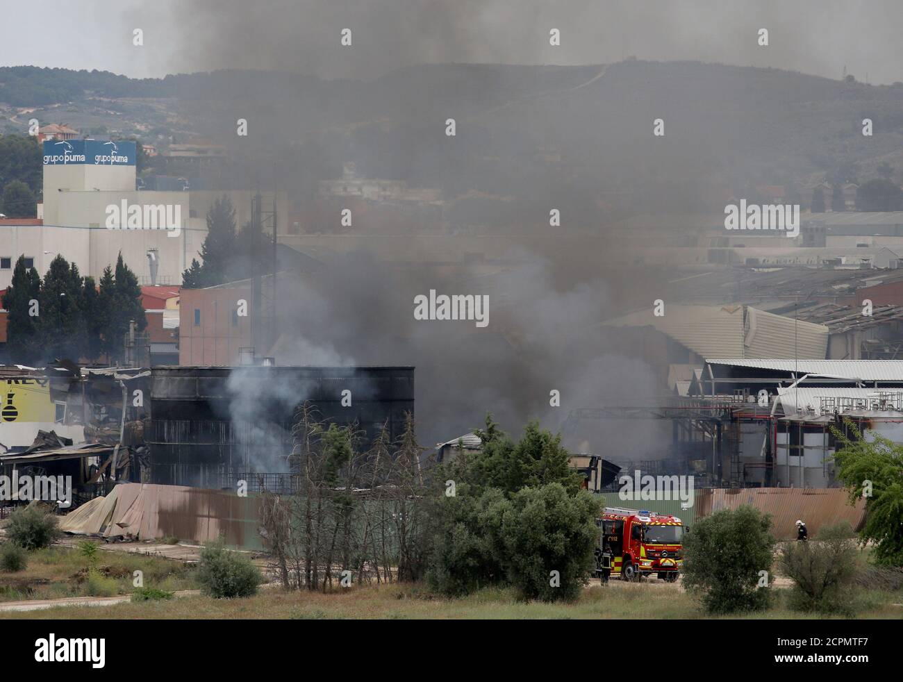 Smoke rises after a fire at an industrial park in Arganda del Rey, outside  Madrid, Spain May 4, 2017. REUTERS/Sergio Perez Stock Photo - Alamy