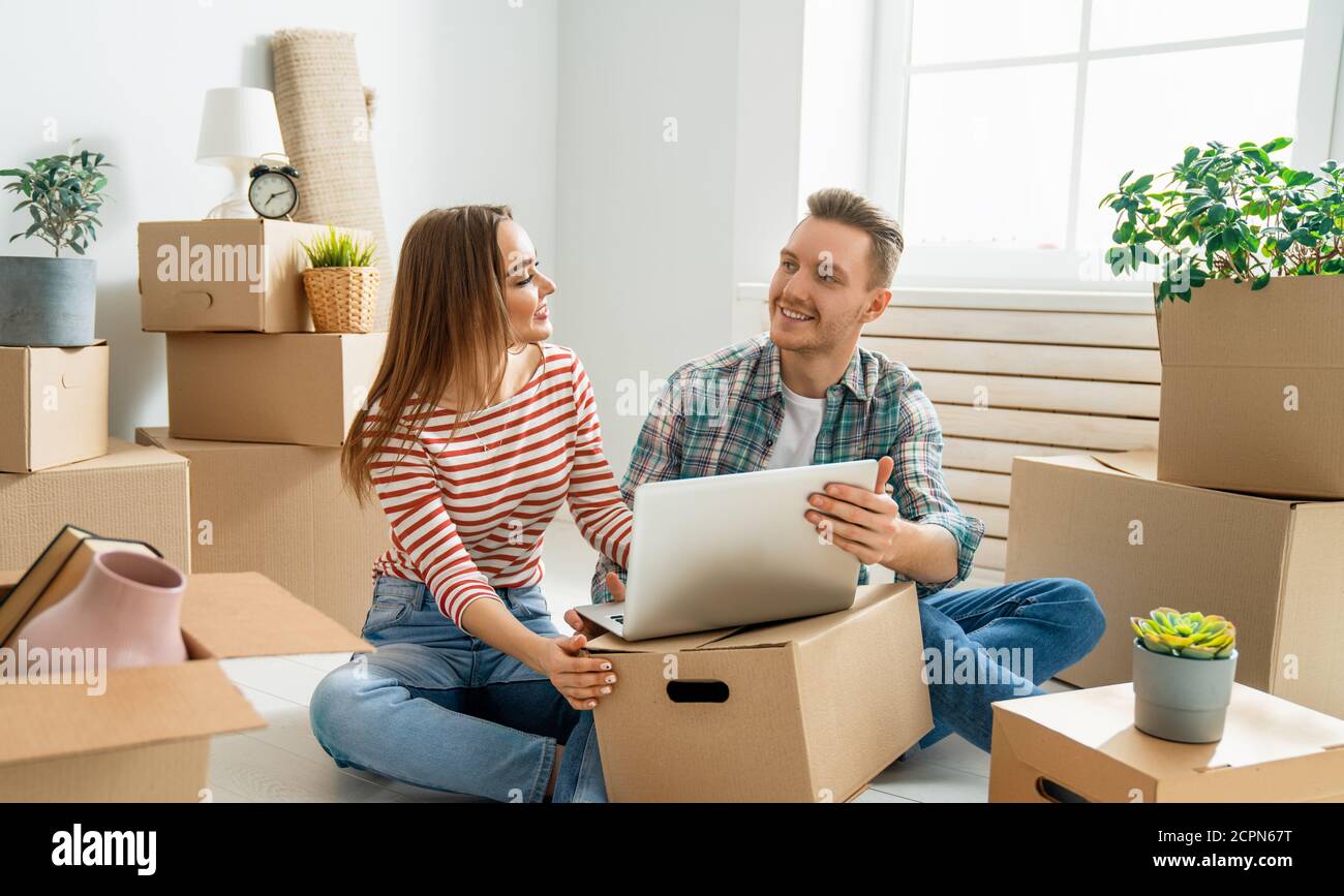 Happy young married couple are moving to new apartment Stock Photo - Alamy