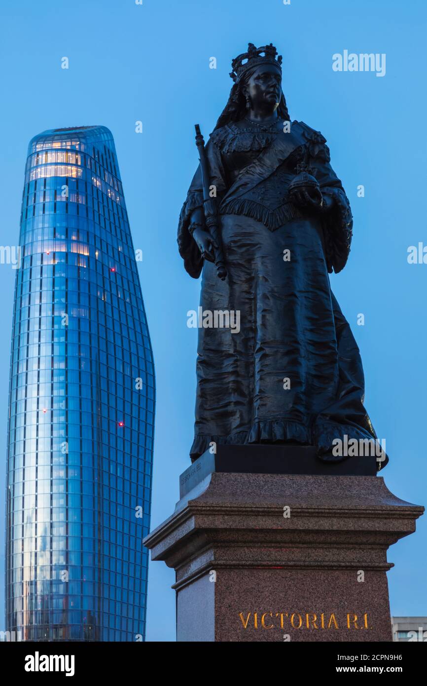 England, London, Southwark, Blackfriars Bridge with Queen Victoria Statue and 1 Blackfriars Building Stock Photo