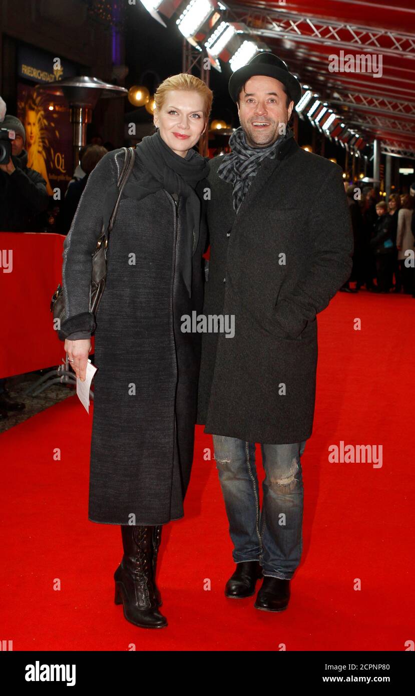 Actors Anna Loos (L) and Jan Josef Liefers arrive for the screening of the movie 'Boxhagener Platz' (Boxhagener Square) at the 60th Berlinale International Film Festival in Berlin February 16, 2010.   REUTERS/Thomas Peter (GERMANY - Tags: ENTERTAINMENT) Stock Photo